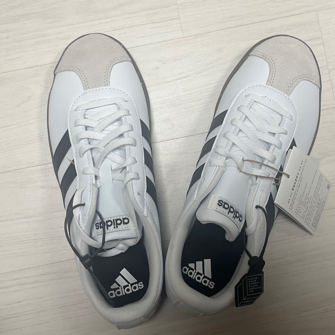 Adidas VL Court Base Cloud White Core Black 착용 스타일