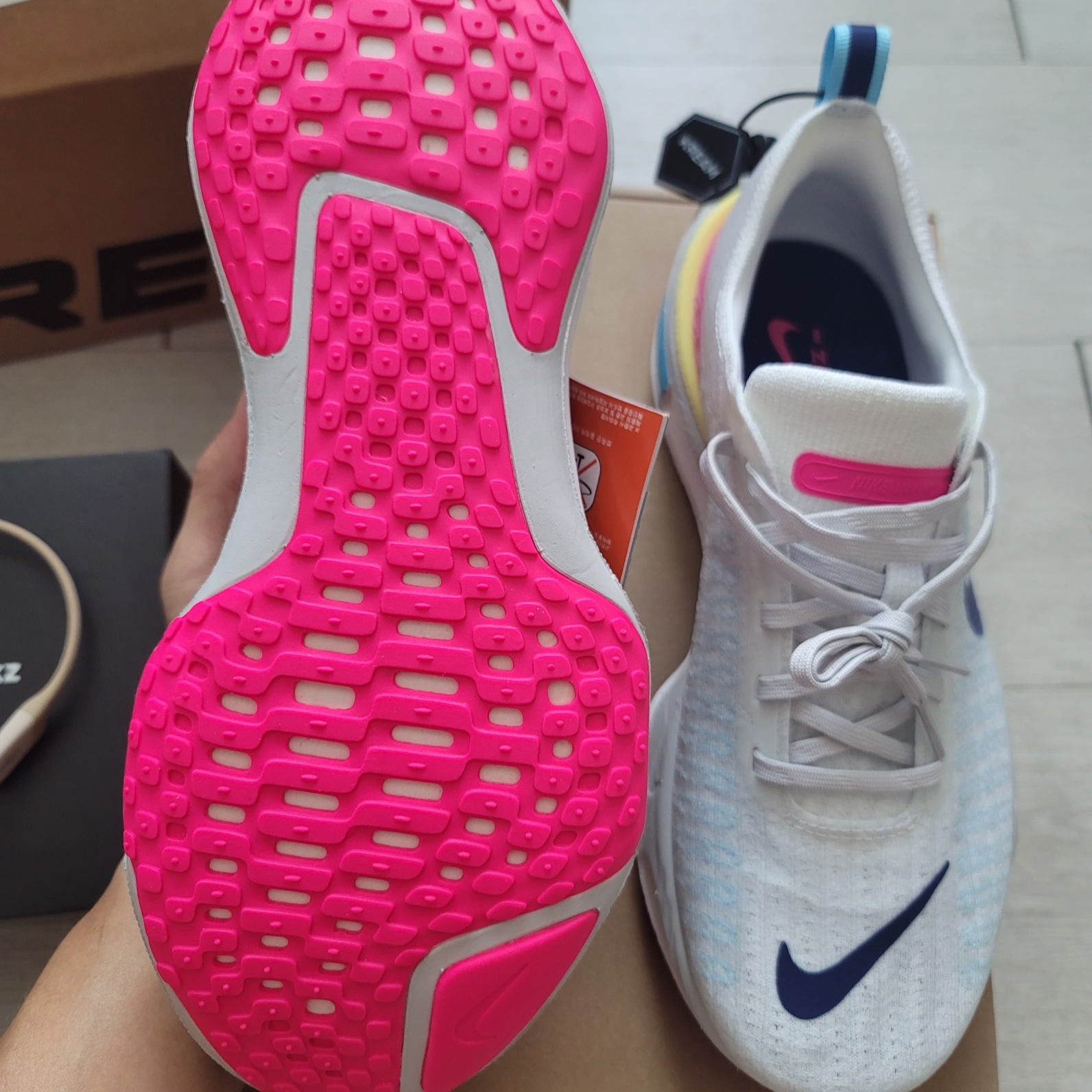 Nike ZoomX Invincible Run Flyknit 3 Fierce Pink Deep Royal Blue 착용 스타일 - 2