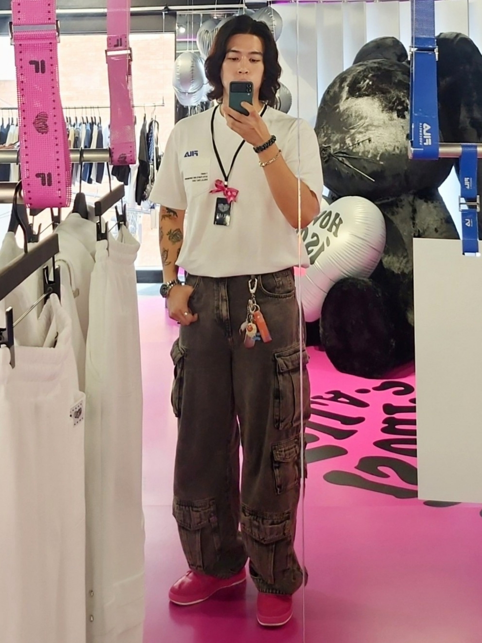 Zara Utility Cargo Jeans Black, Fila x The Museum Visitor Match OG 1992 Pink 착용 스타일