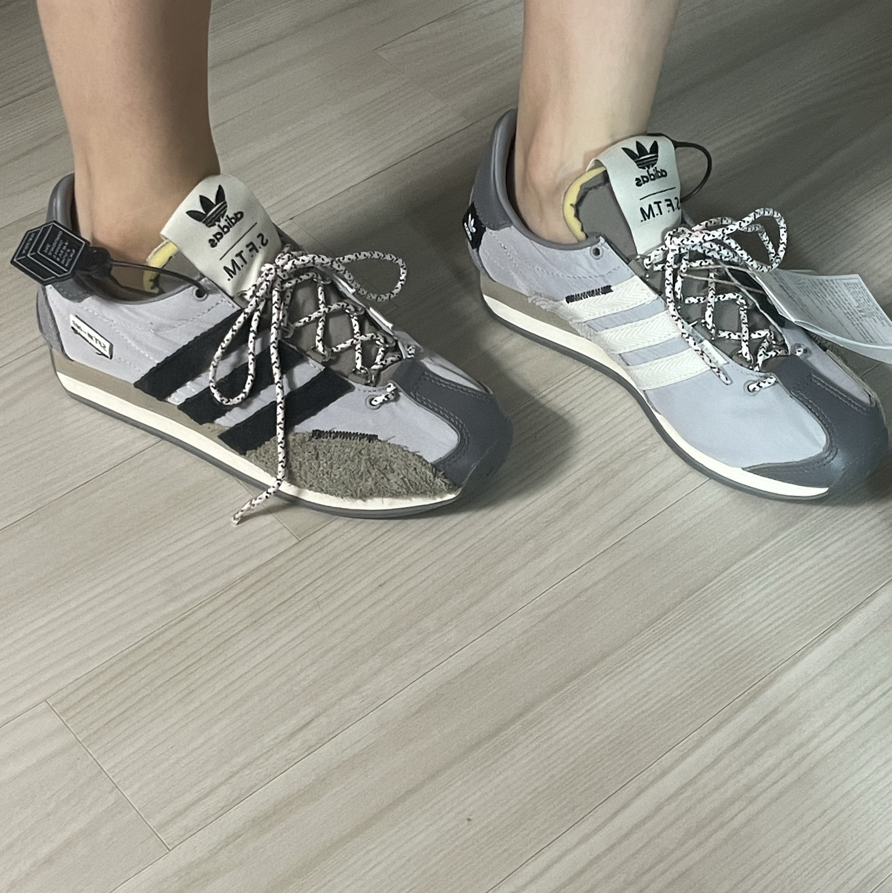 Adidas x Song for the Mute Country OG Grey Two Core Black 착용 스타일 - 1