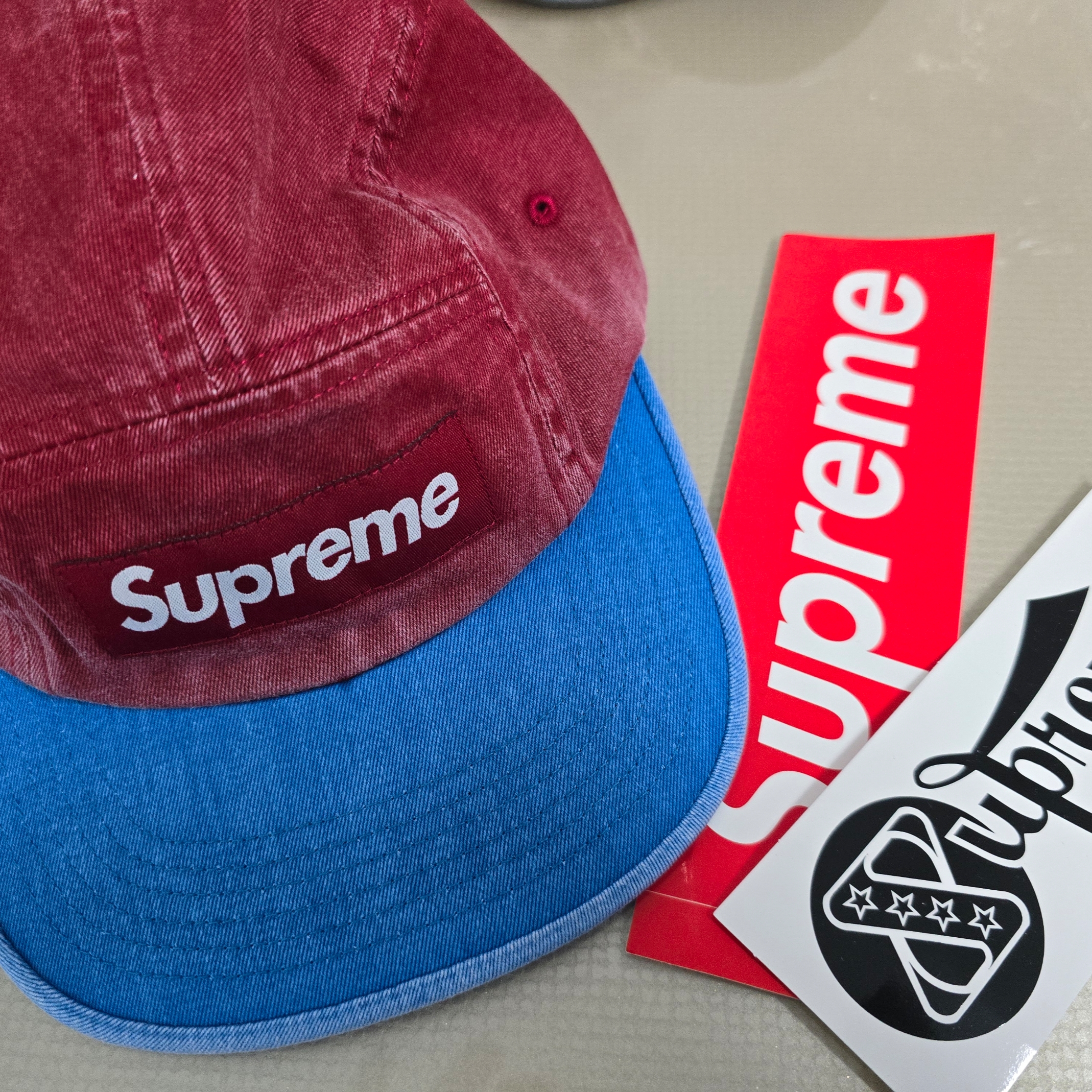 Supreme Coated Denim Camp Cap Royal - 24SS, Supreme Pigment 2-Tone Camp Cap Red - 24SS 착용 스타일 - 5