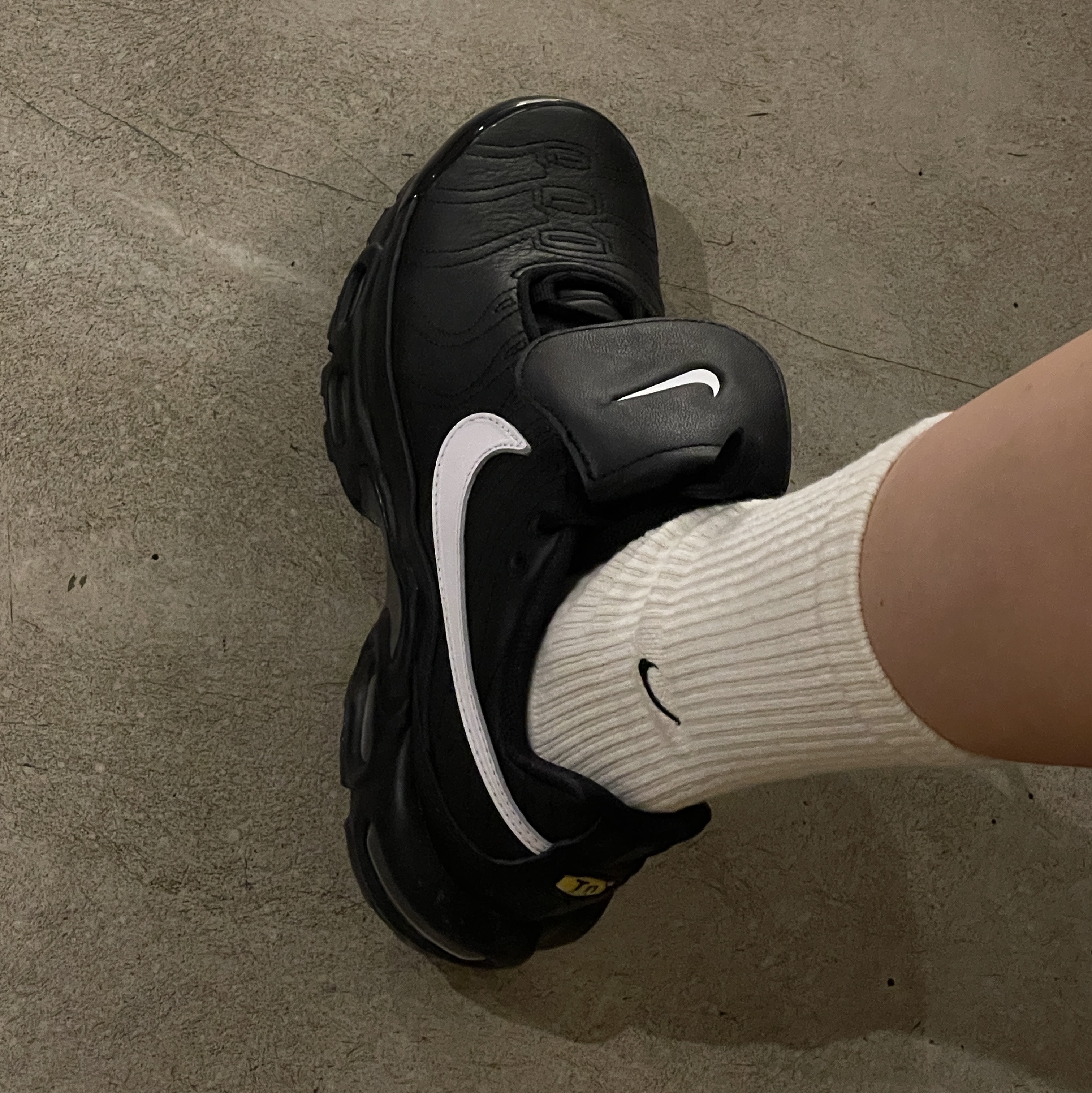 (W) Nike Air Max Plus TNPO Black 착용 스타일 - 1