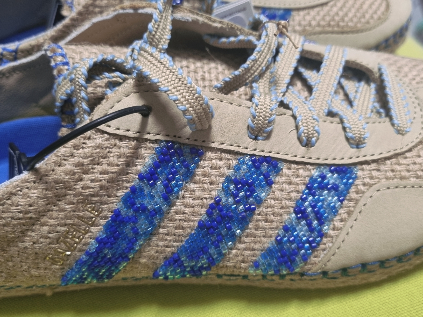 Adidas x Clot Gazelle Linen Khaki Light Blue 착용 스타일 - 3