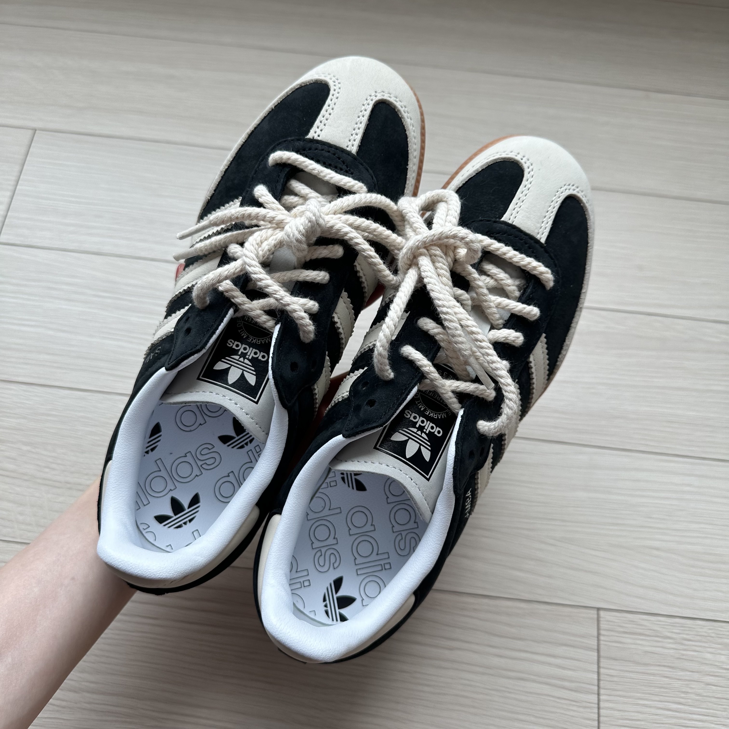 (W) Adidas Samba OG Core Black Wonder White 착용 스타일 - 5