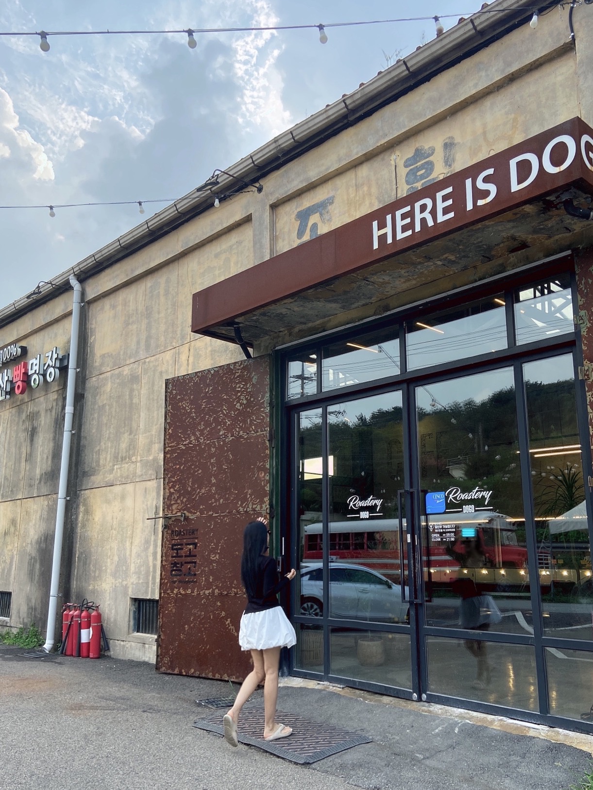 (W) Celine Triomphe 01 Sunglasses in Acetate Black, New Balance x Taw&Toe Flip Flop Ivory 착용 스타일 - 2