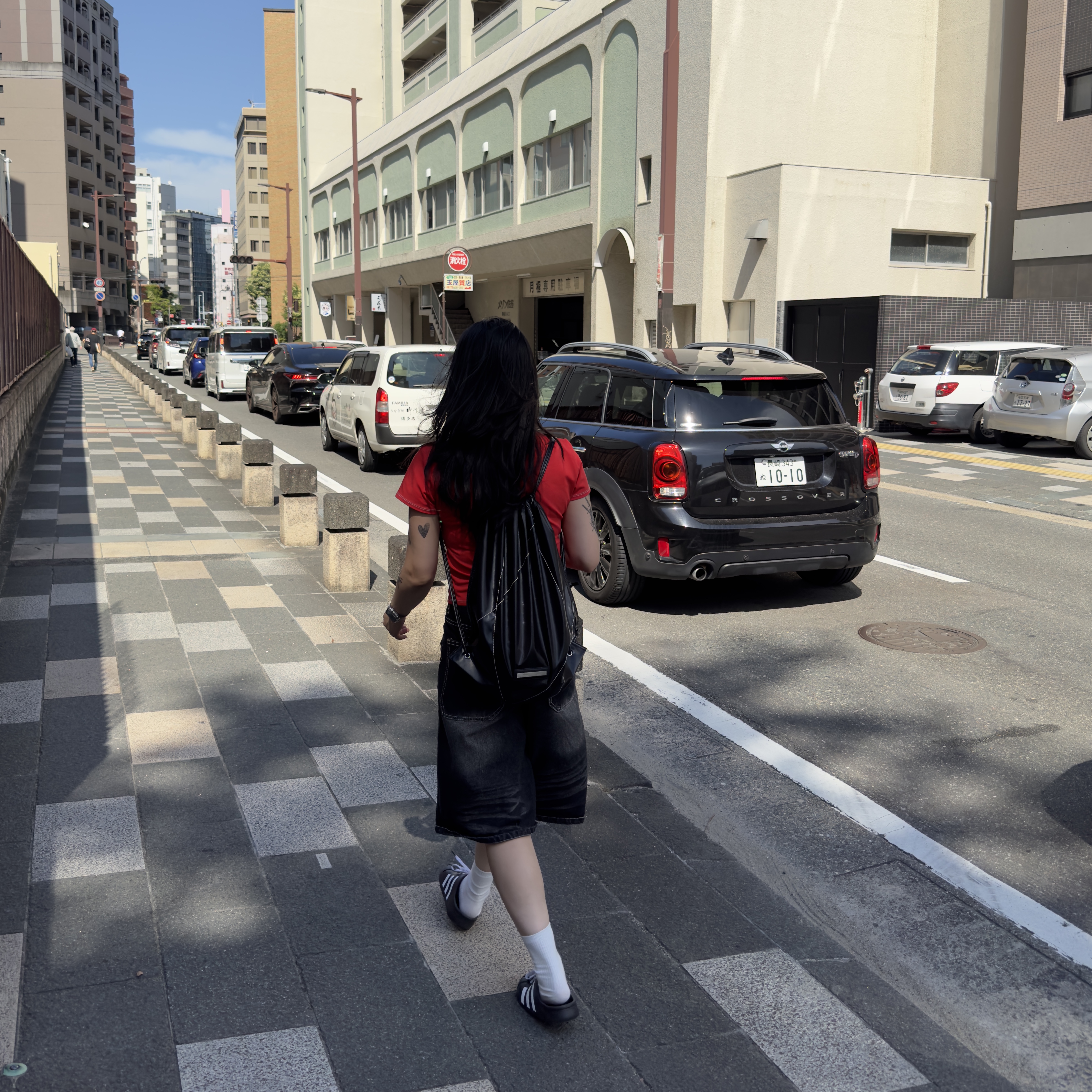 (W) Matin Kim Matin Shade Logo Crop Top Red, Matin Kim String Coating Backpack Black 착용 스타일 - 2