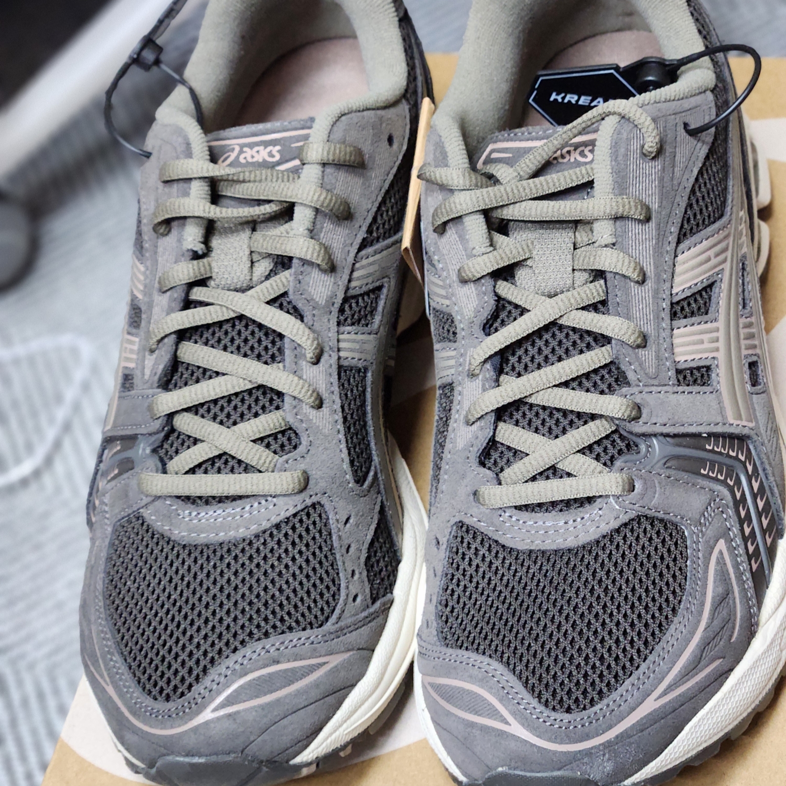 Asics Gel-Kayano 14 Dark Sepia Dark Taupe 착용 스타일 - 2