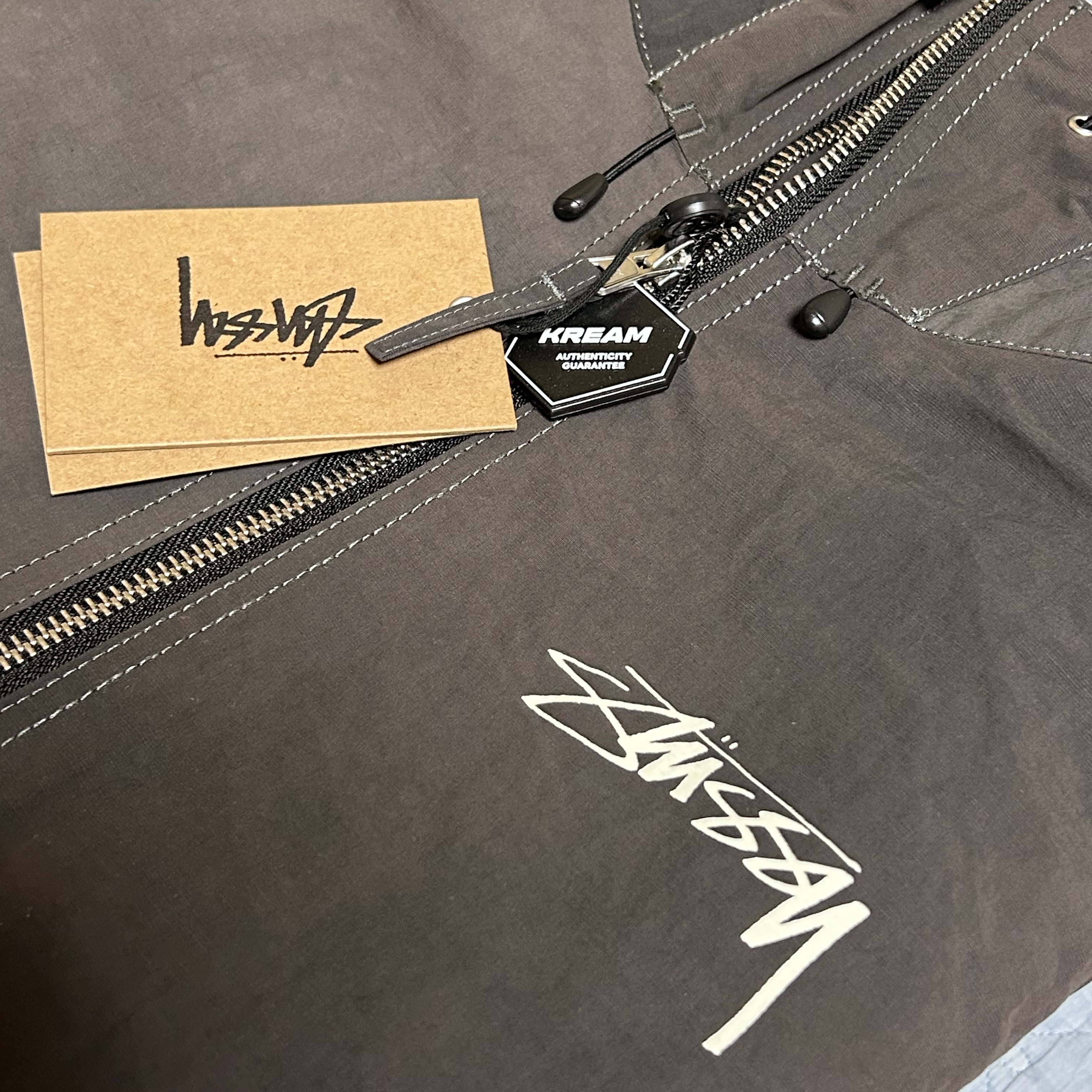 Stussy Wave Dye Beach Shell Jacket Black 착용 스타일 - 1