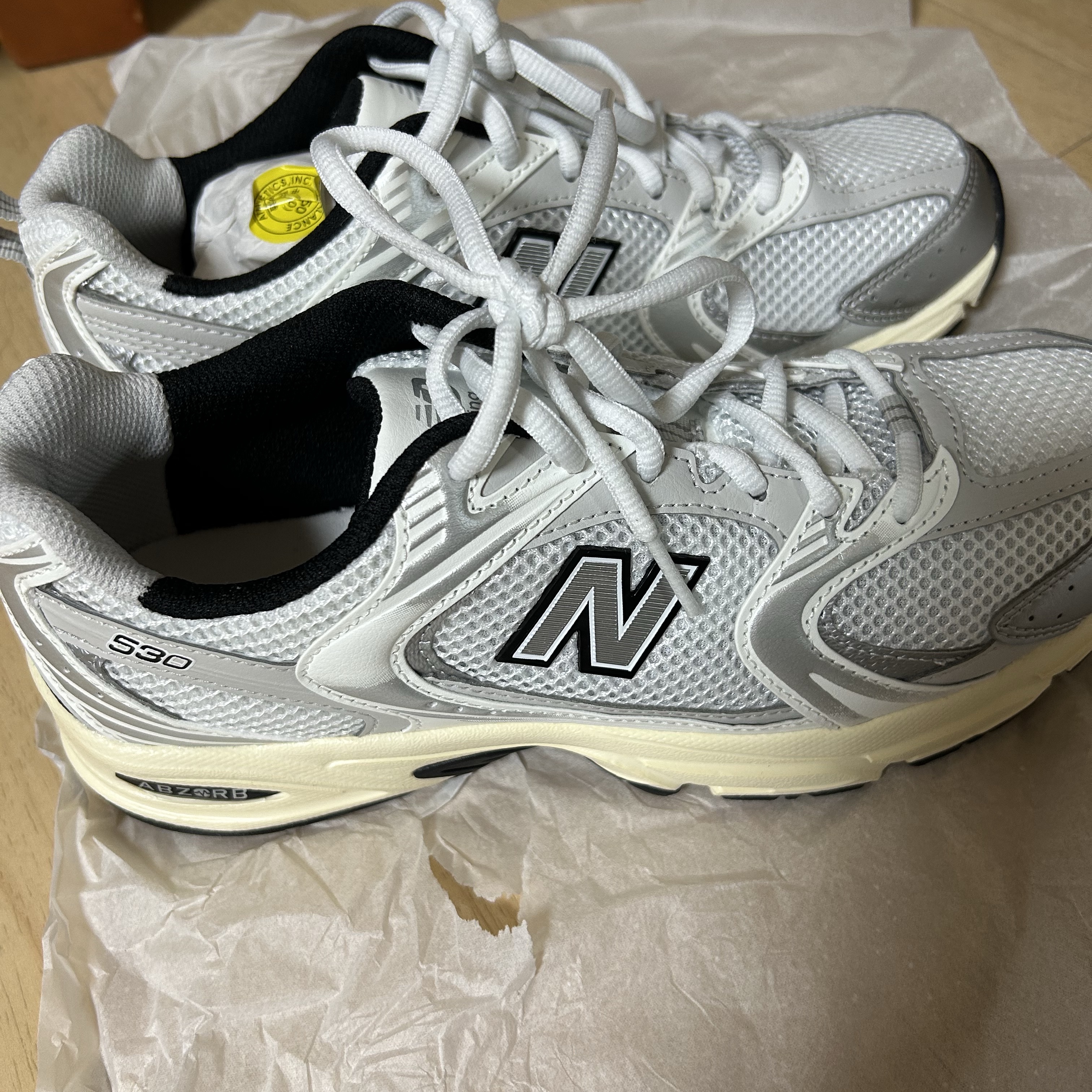New Balance 530 Silver Cream 착용 스타일