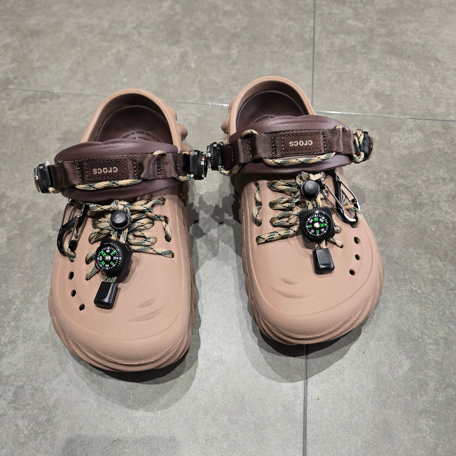 Crocs Echo Clog Latte 착용 스타일