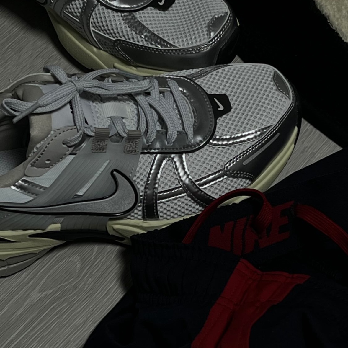 Nike V2K Run Summit White Metallic Silver 착용 스타일