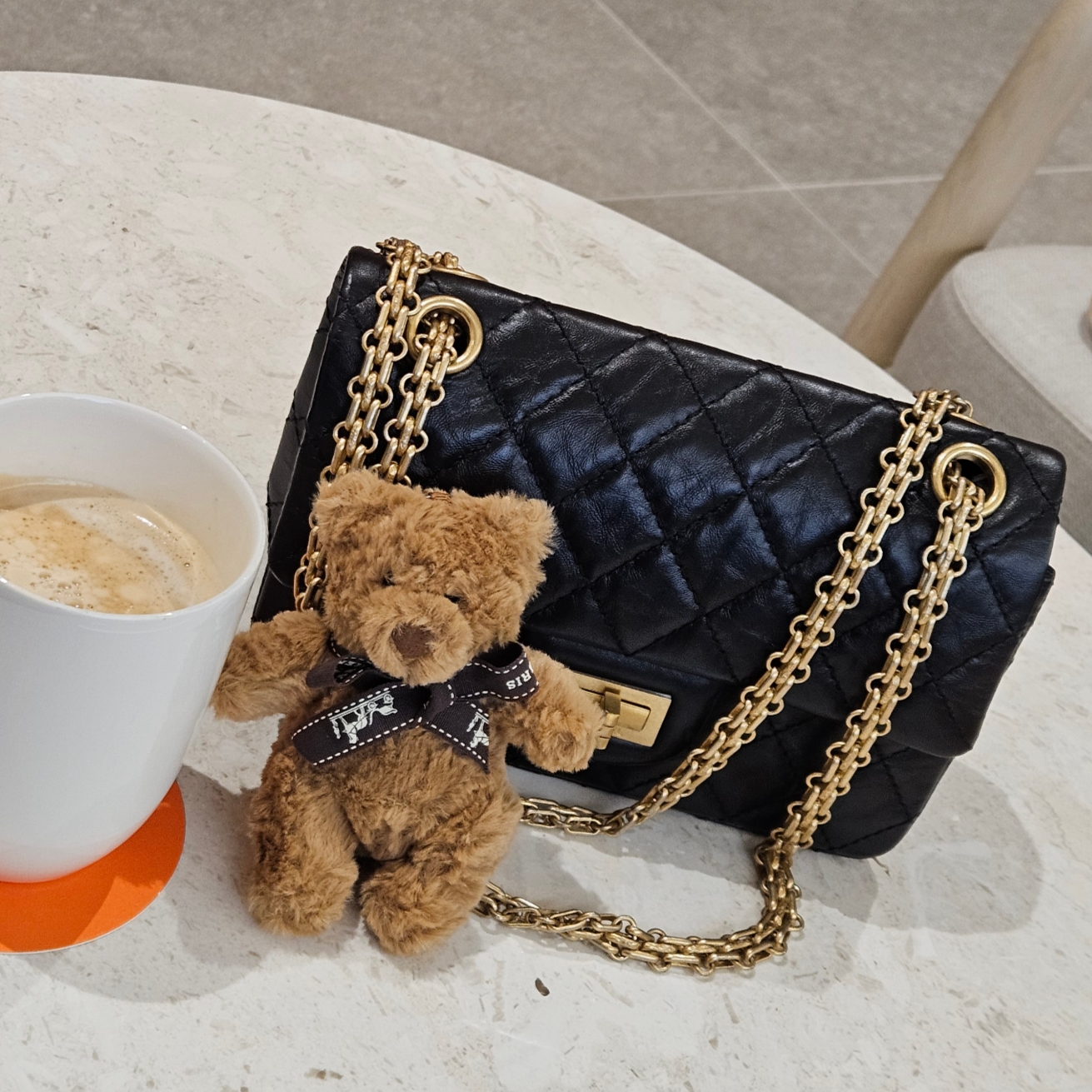 Jellycat Bartholomew Bear Bag Charm Brown, Chanel Mini 2.55 Handbag Aged Calfskin & Gold Black 착용 스타일 - 2
