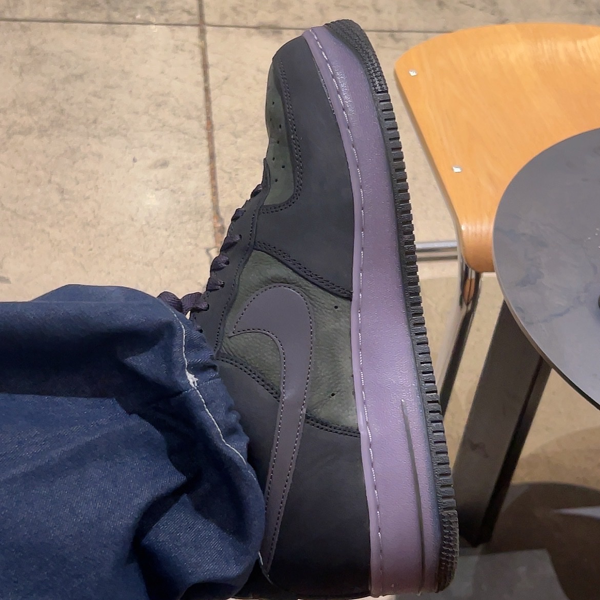 Nike Air Force 1 Retro Seoul Black and Sequoia 착용 스타일 - 2