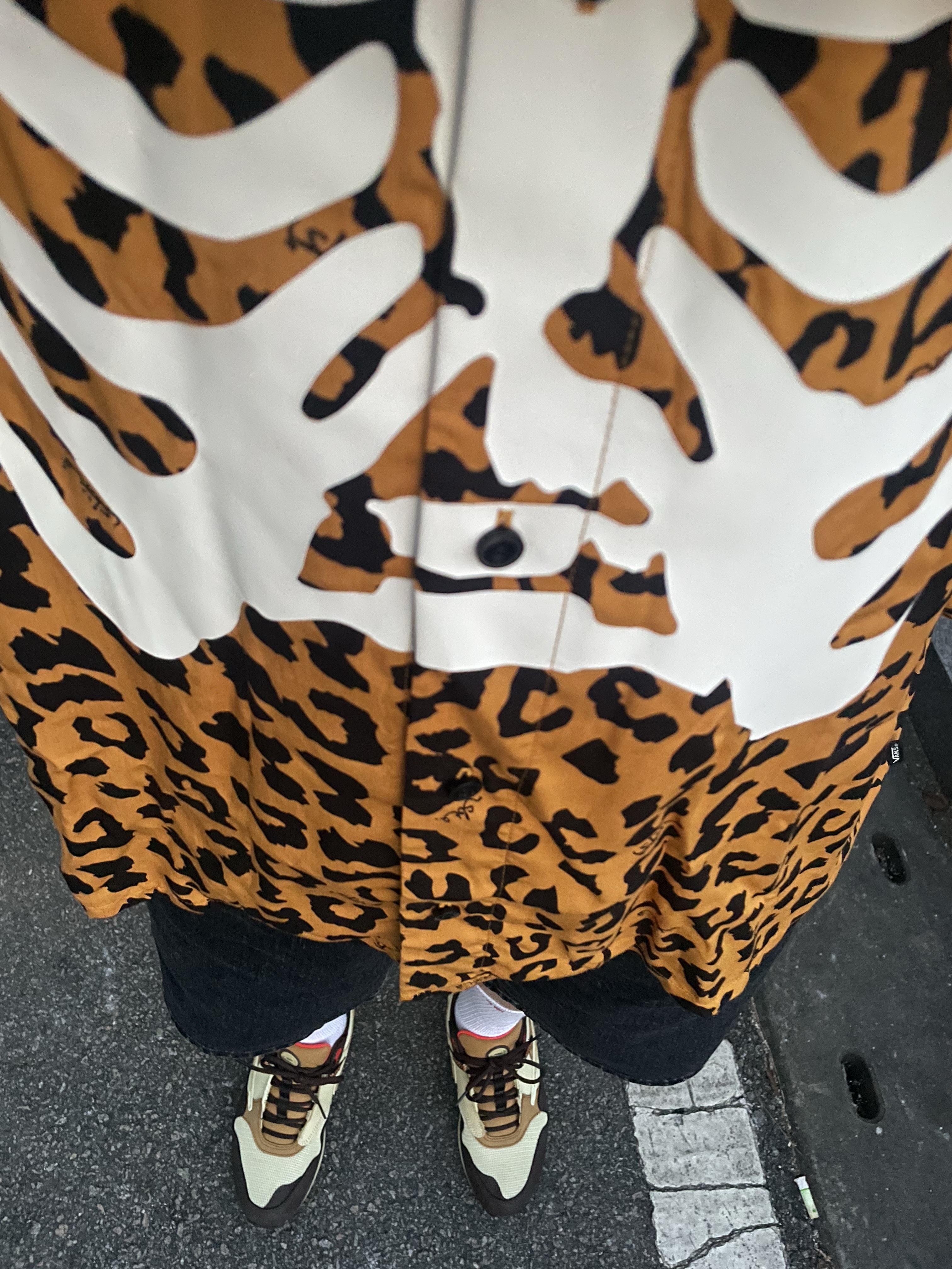 Vans x Mark SBTG Skelleton Short Sleeve Shirt Brown, Nike x Travis Scott Air Max 1 Cact.us Brown 착용 스타일 - 2