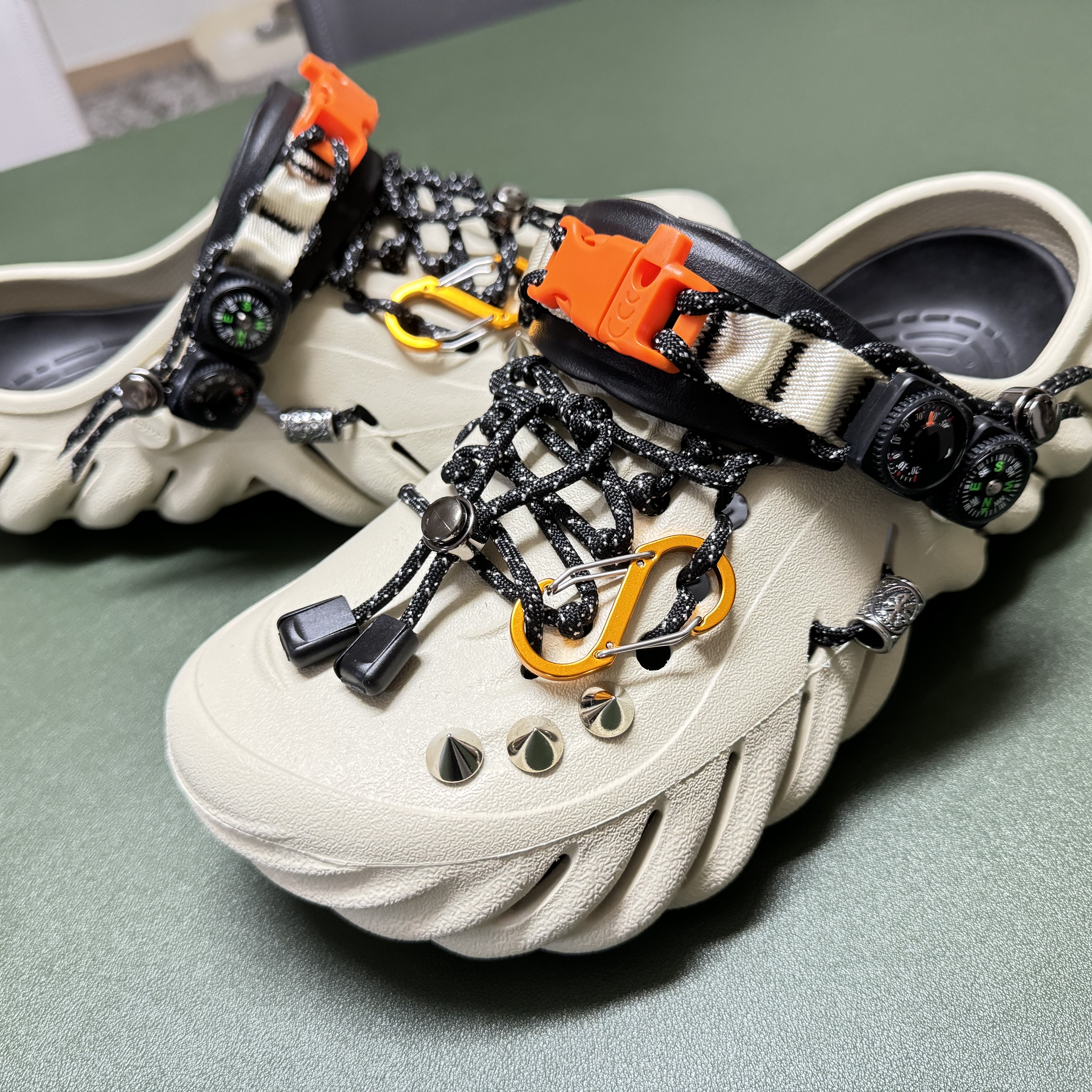 Crocs Echo Clog Bone Black 착용 스타일 - 1