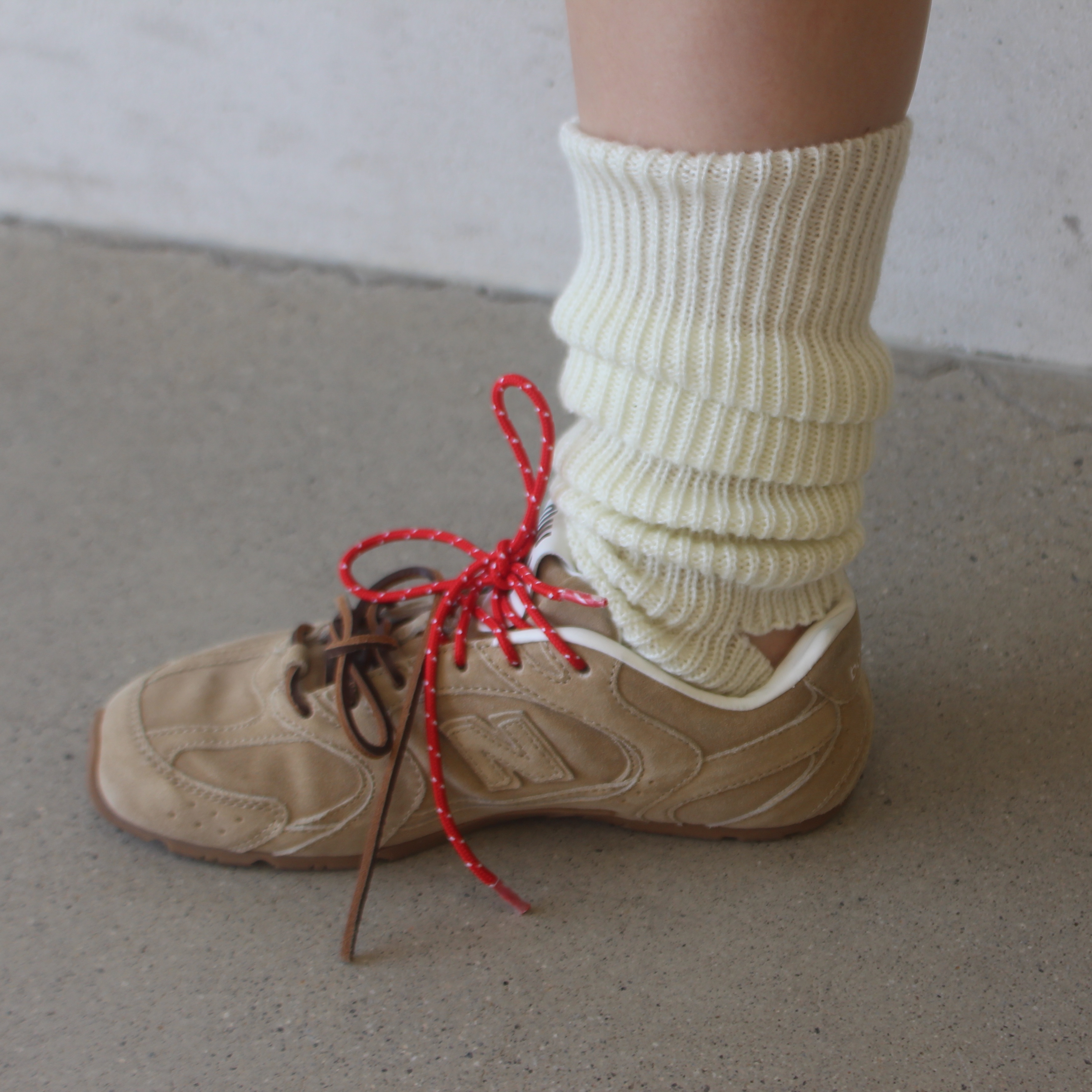 (W) New Balance x Miu Miu 530 Suede Mesh Sneakers Ecru 착용 스타일 - 1