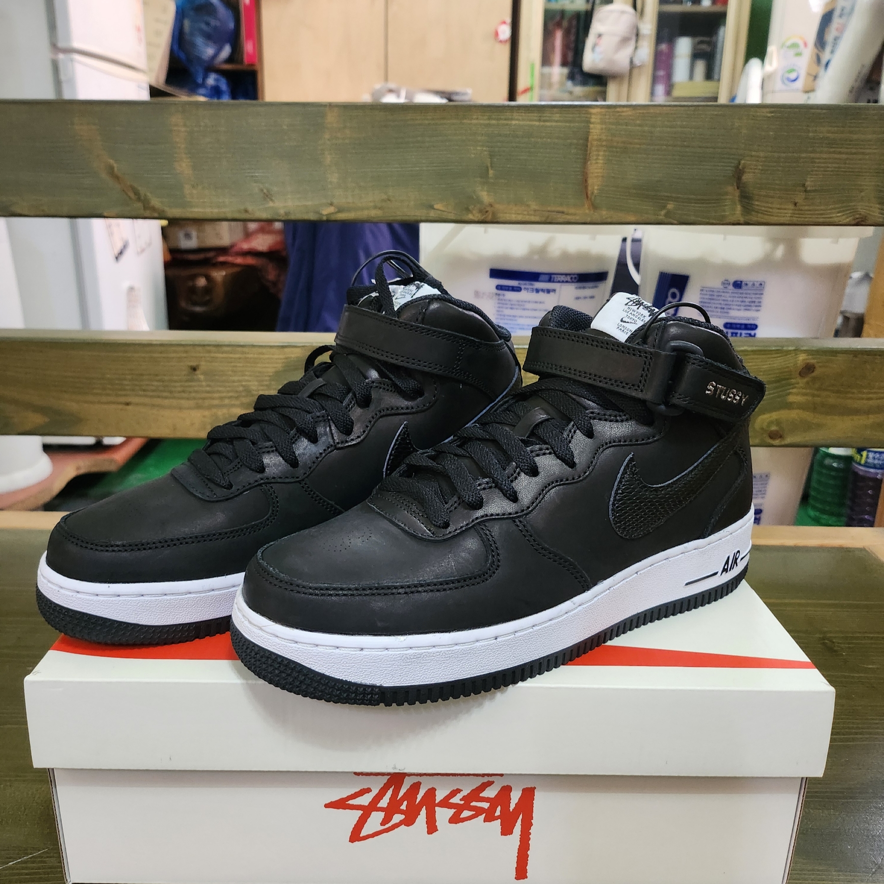 Nike x Stussy Air Force 1 '07 Mid SP Black 착용 스타일