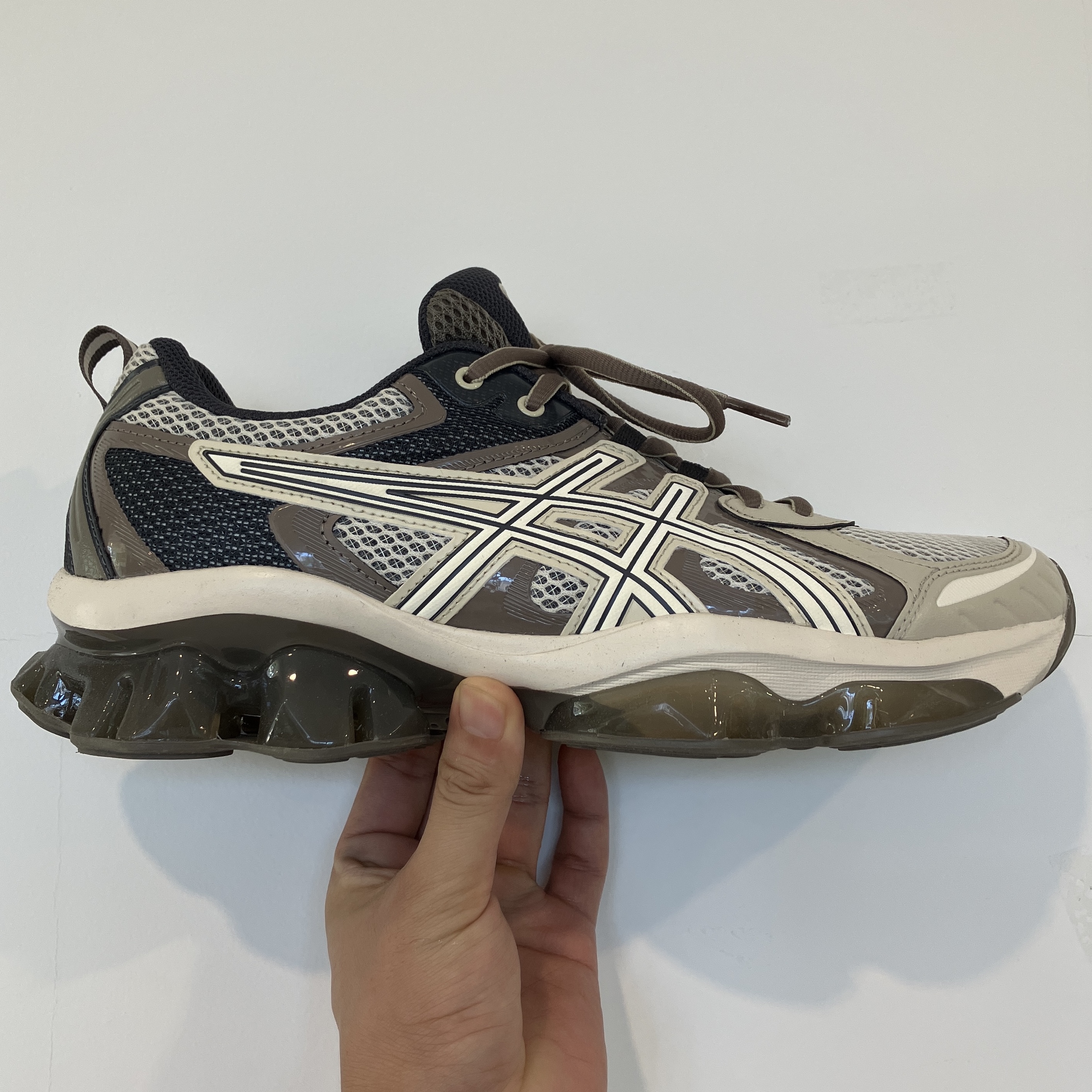 Asics Gel-Quantum Kinetic Birch Dark Taupe 착용 스타일 - 2