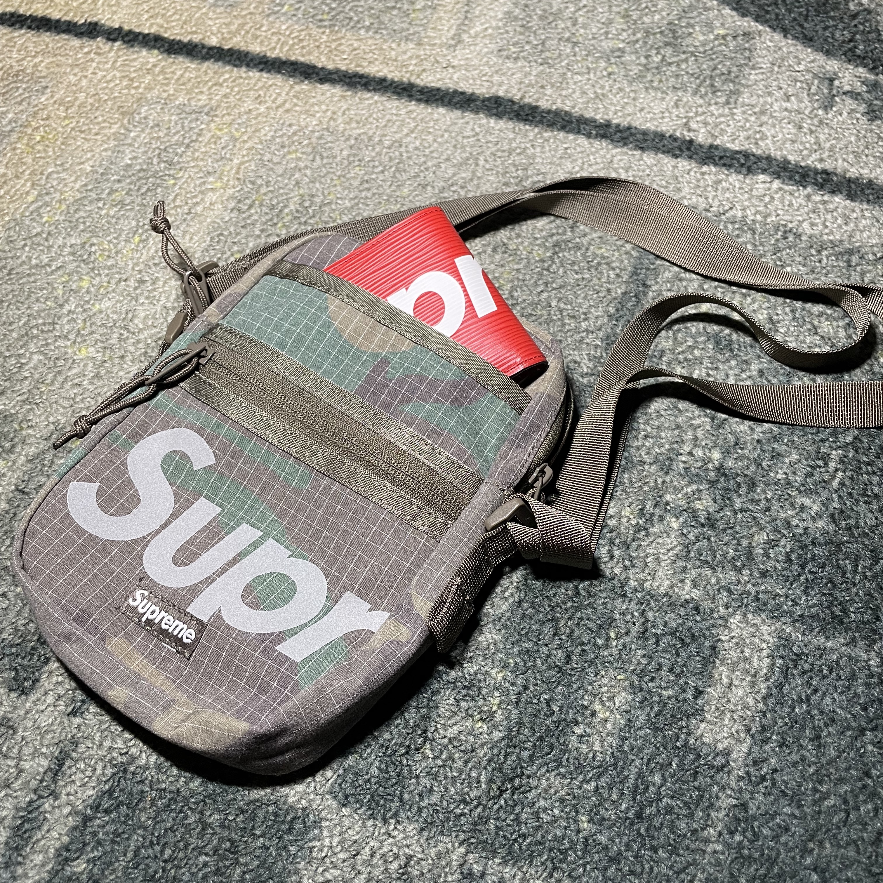 Supreme Shoulder Bag Woodland Camo - 24SS 착용 스타일