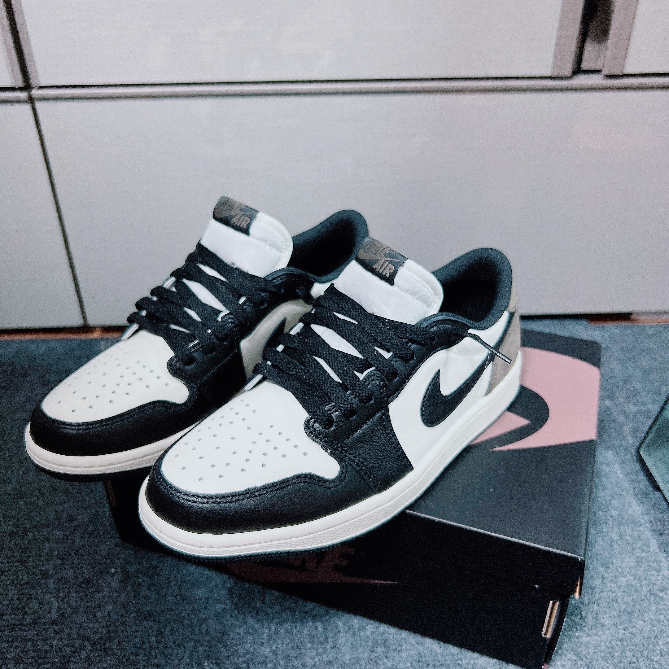 Jordan 1 Retro Low OG Mocha 착용 스타일 - 1