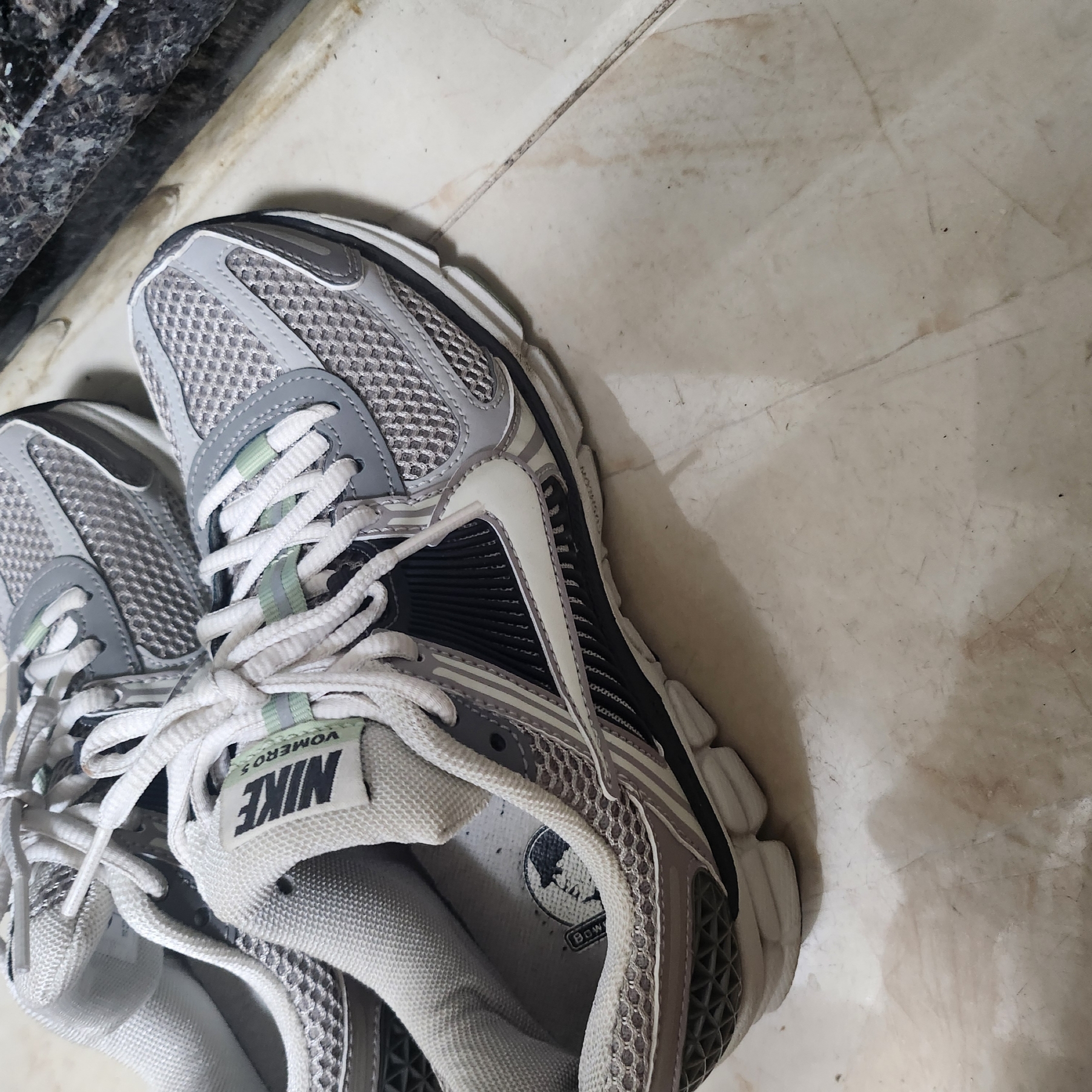(W) Nike Zoom Vomero 5 Cobblestone and Flat Pewter 착용 스타일 - 1