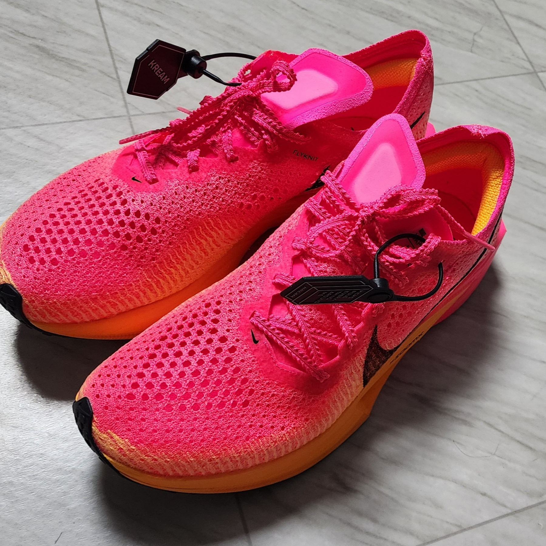 (W) Nike ZoomX Vaporfly Next% 3 Hyper Pink Laser Orange 착용 스타일 - 2