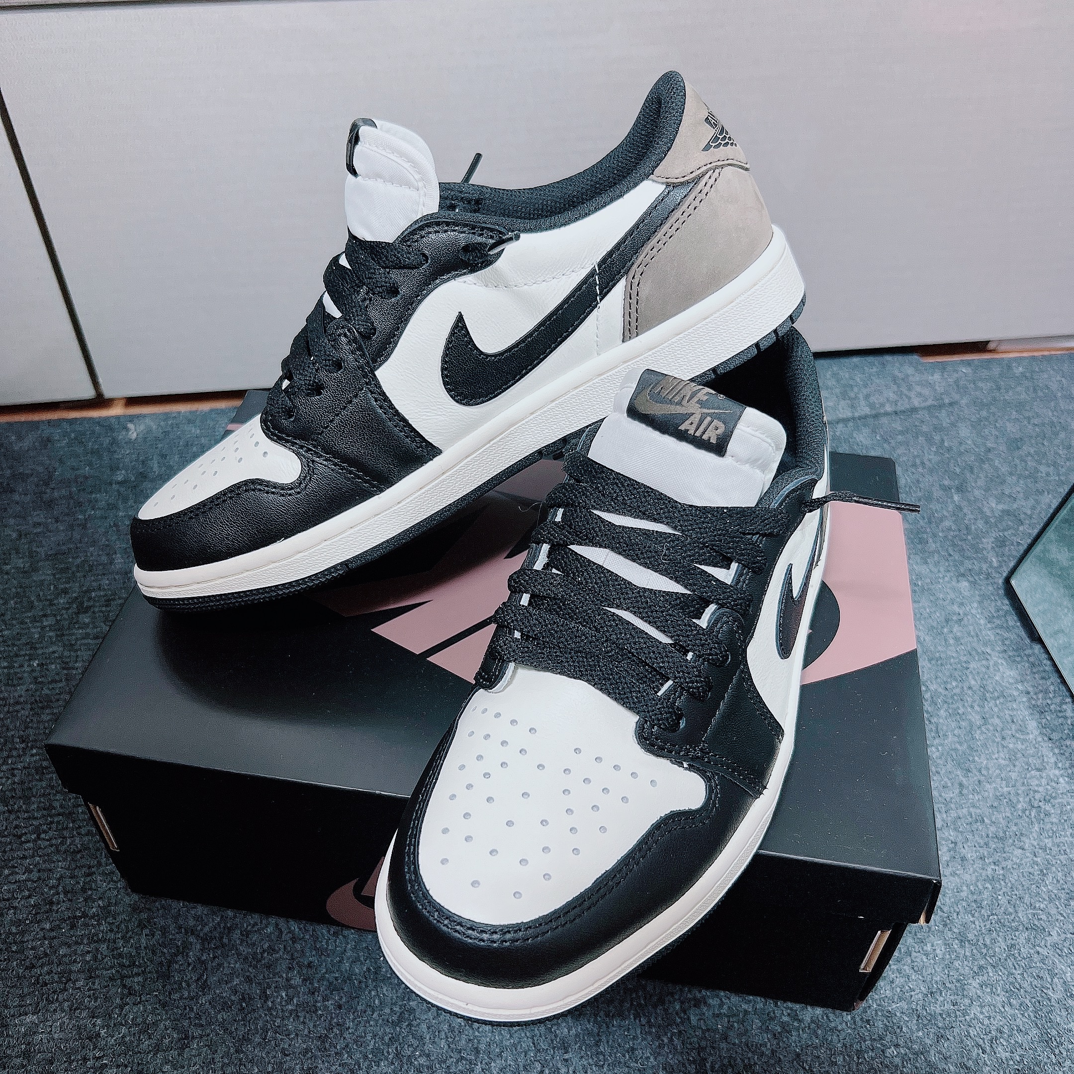 Jordan 1 Retro Low OG Mocha 착용 스타일 - 4