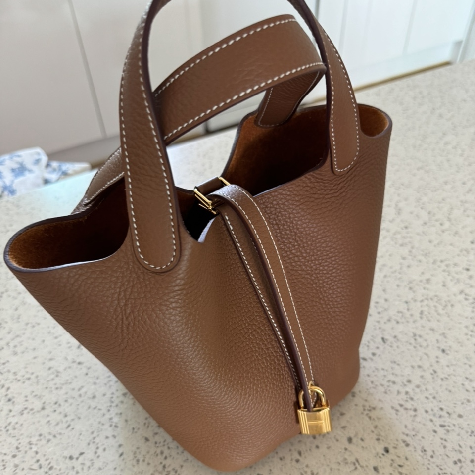Hermes Picotin Lock 18 Bag Clemence & Gold Gold 착용 스타일