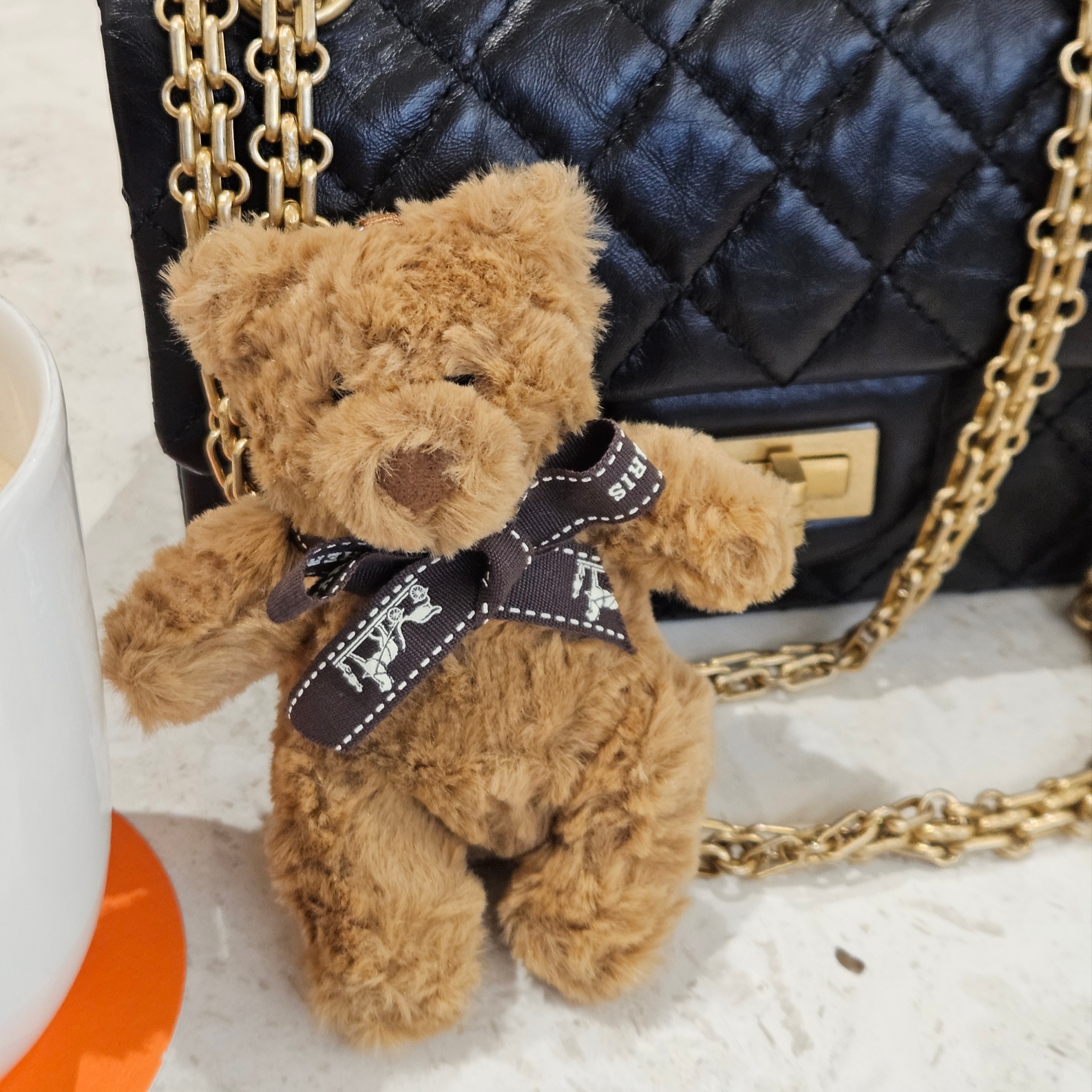 Jellycat Bartholomew Bear Bag Charm Brown, Chanel Mini 2.55 Handbag Aged Calfskin & Gold Black 착용 스타일 - 4