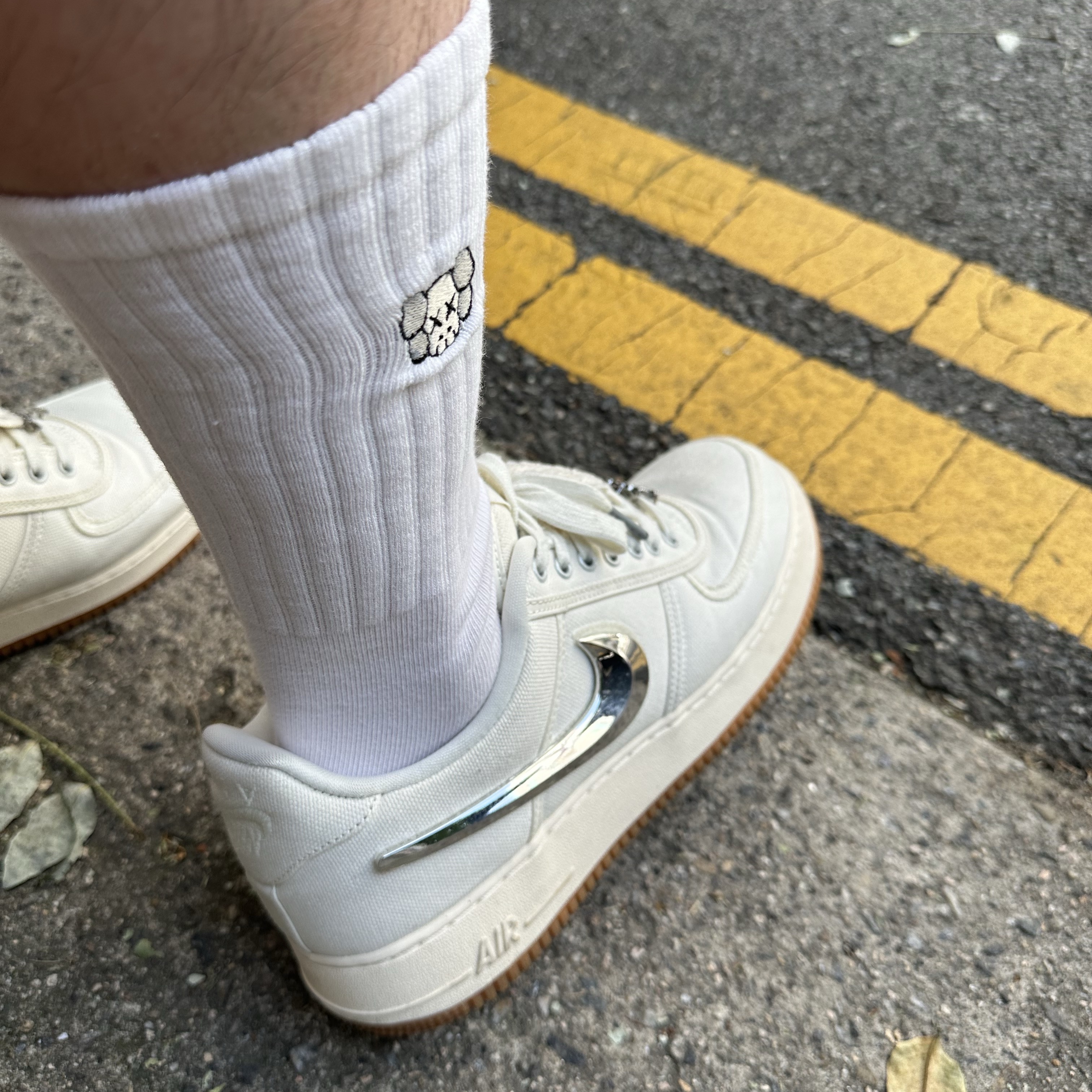 Nike x Travis Scott Air Force 1 Low Sail, Uniqlo UT x Kaws x Warhol S/S Graphic T-Shirt B White 착용 스타일 - 3
