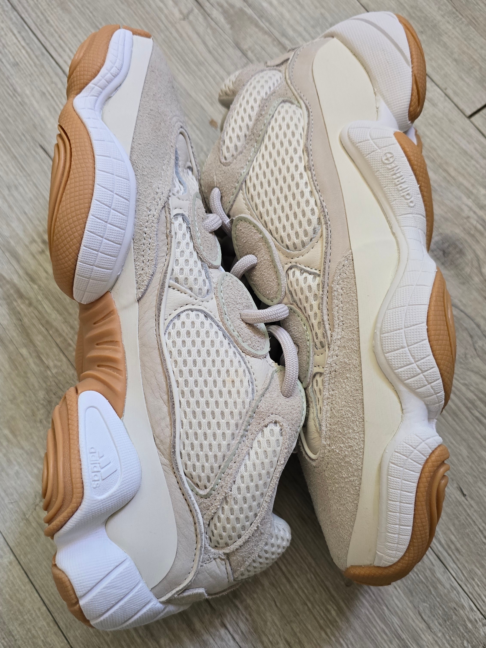 Adidas Yeezy 500 Stone Taupe 착용 스타일