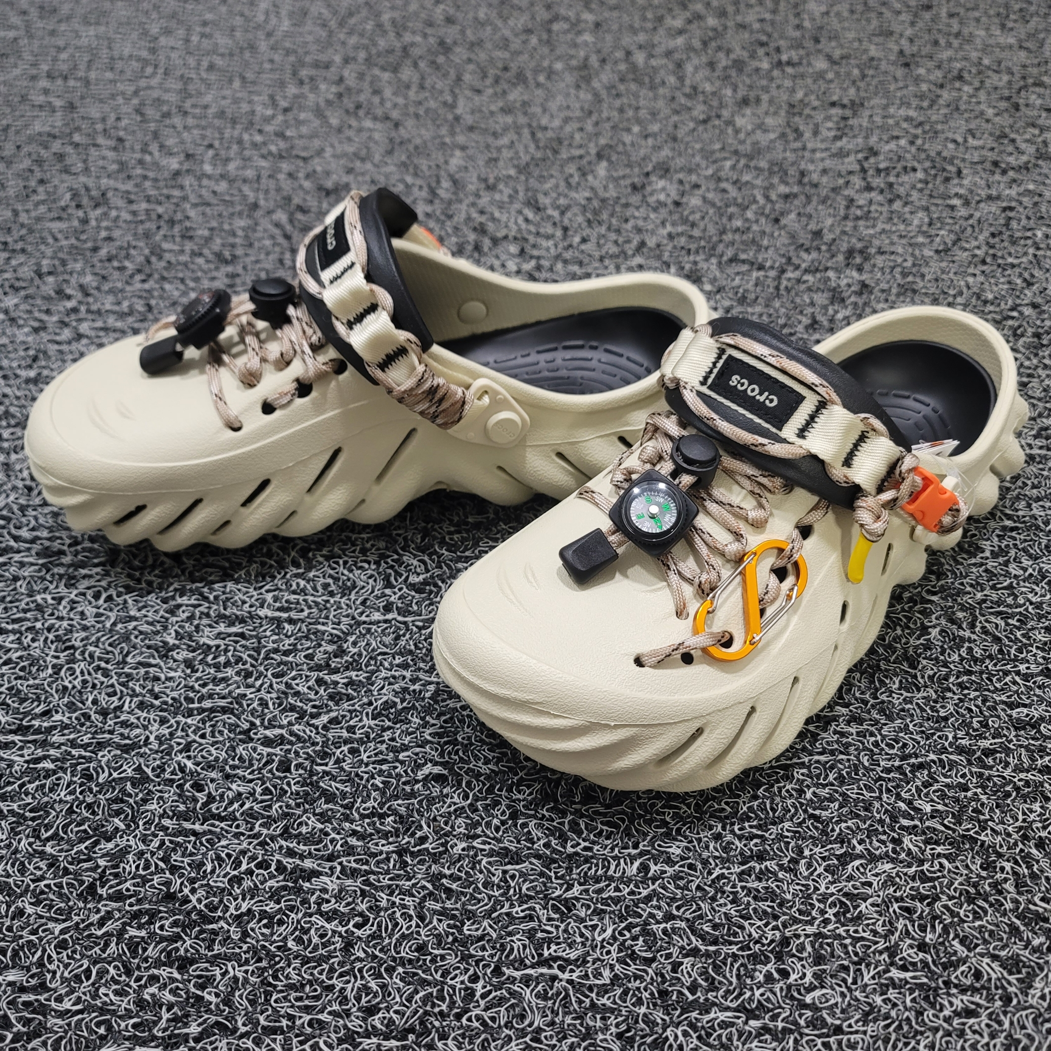 Crocs Echo Clog Bone Black 착용 스타일 - 2