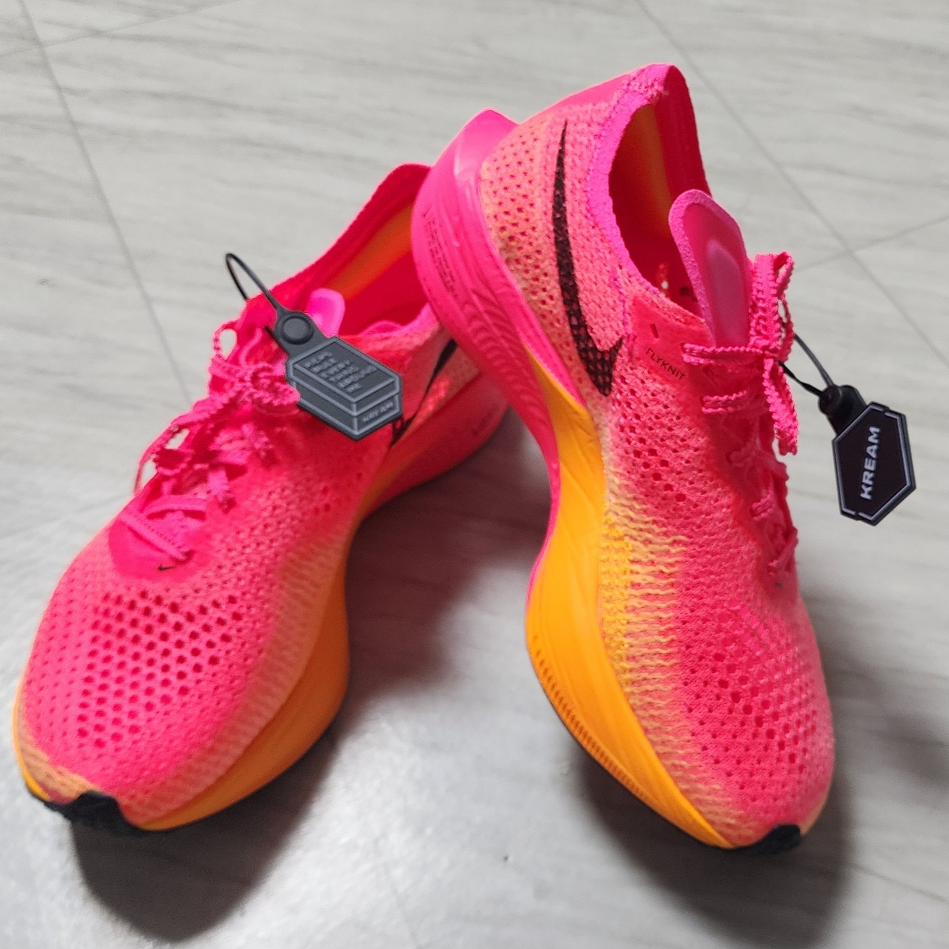 (W) Nike ZoomX Vaporfly Next% 3 Hyper Pink Laser Orange 착용 스타일 - 4