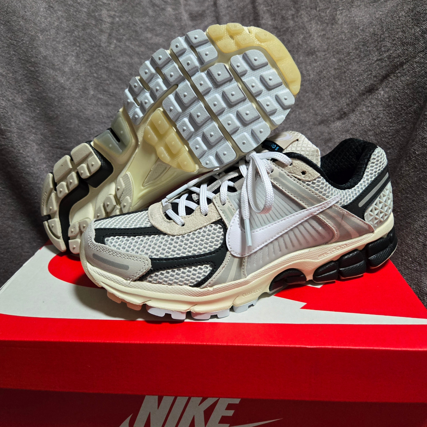 Nike Zoom Vomero 5 Light Bone and Black, New Balance 530 Steel Grey 착용 스타일 - 2