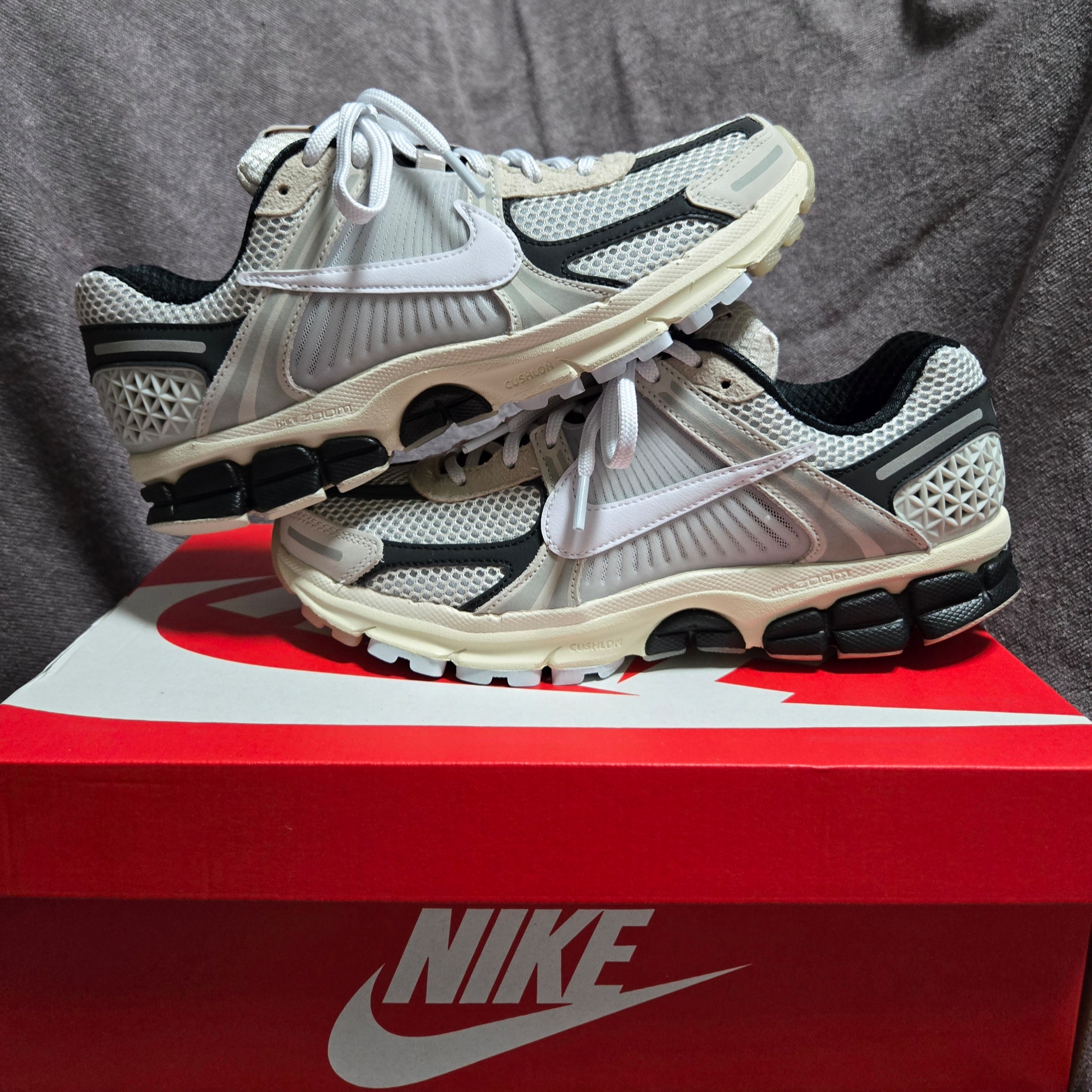 Nike Zoom Vomero 5 Light Bone and Black, New Balance 530 Steel Grey 착용 스타일 - 1