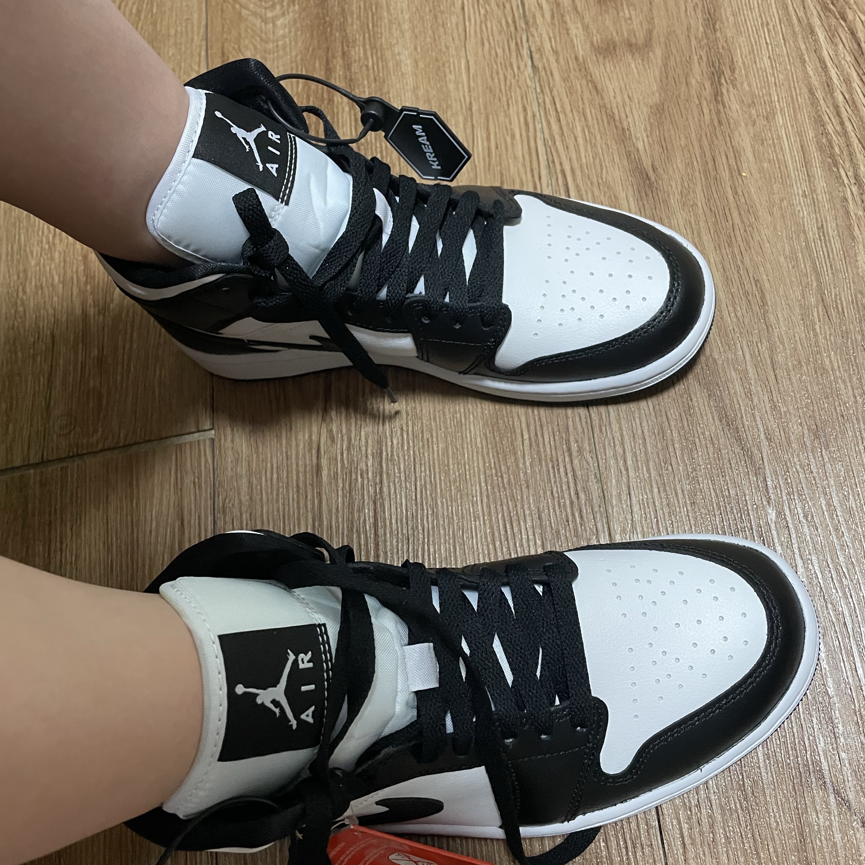 (W) Jordan 1 Mid White Black 착용 스타일 - 2