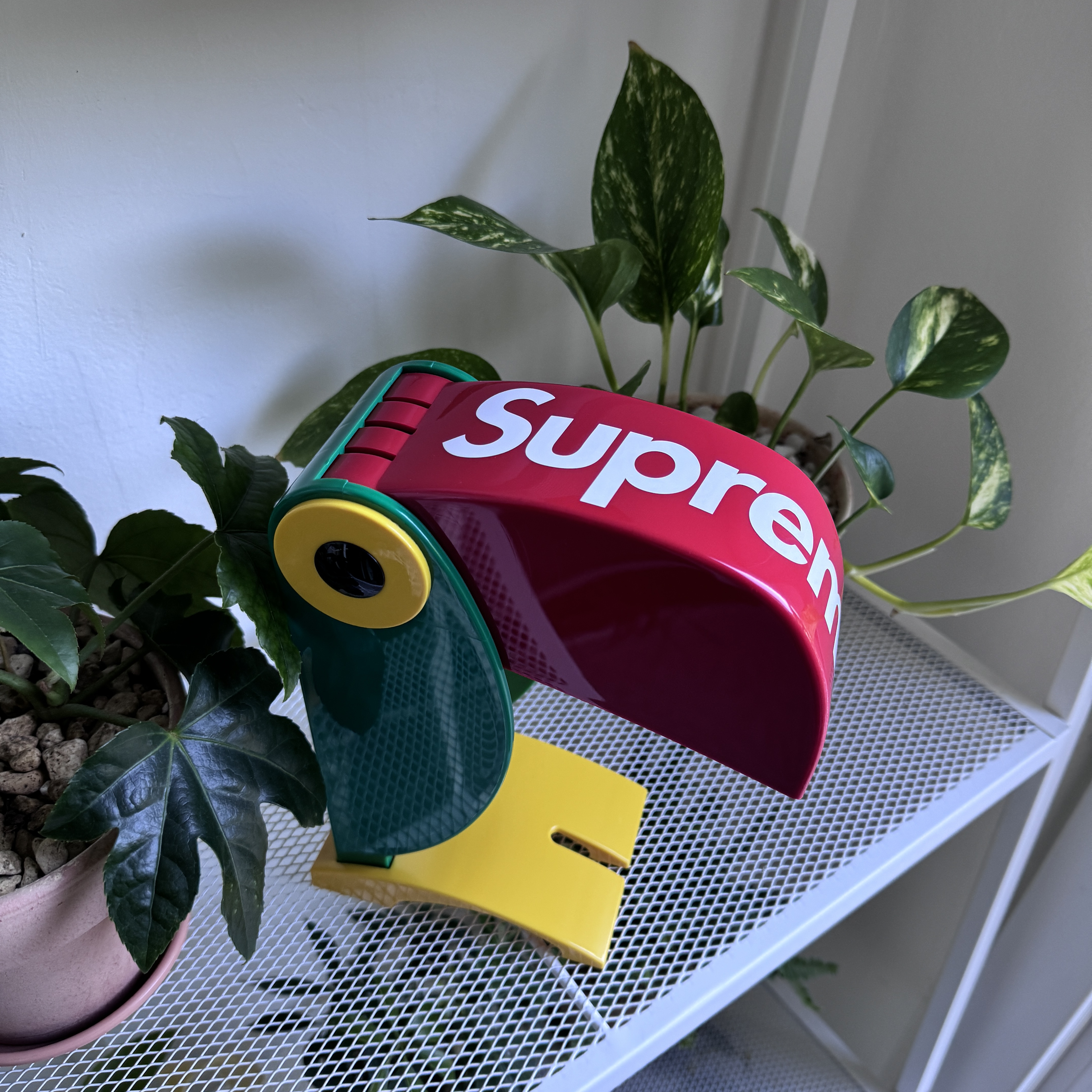 Supreme x Linea Zero Toucan Lamp Multicolor - 24SS 착용 스타일 - 1