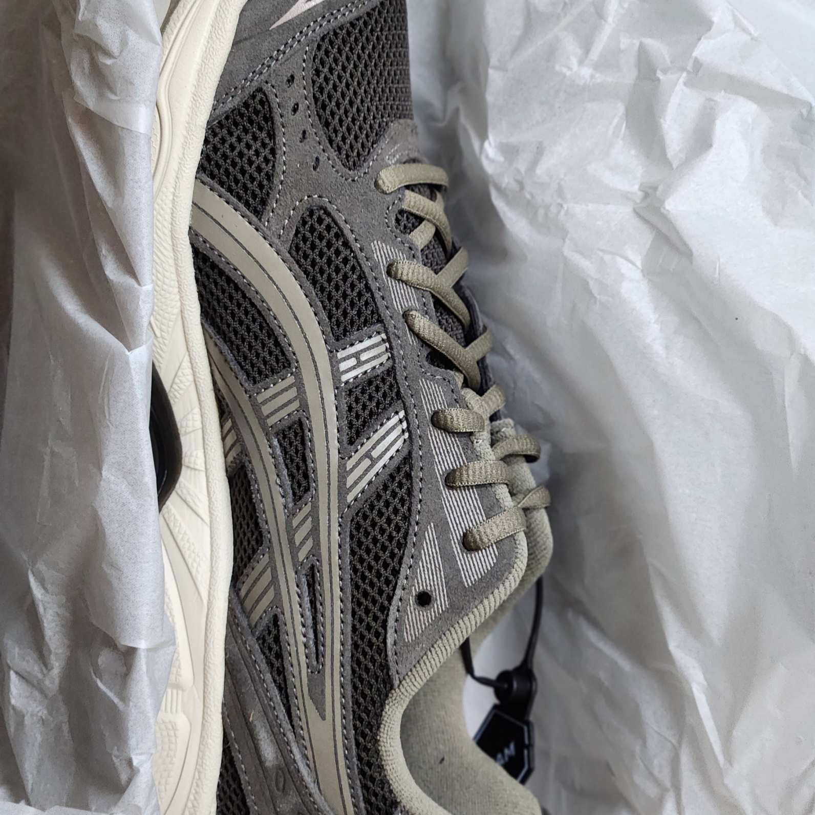 Asics Gel-Kayano 14 Dark Sepia Dark Taupe 착용 스타일 - 1