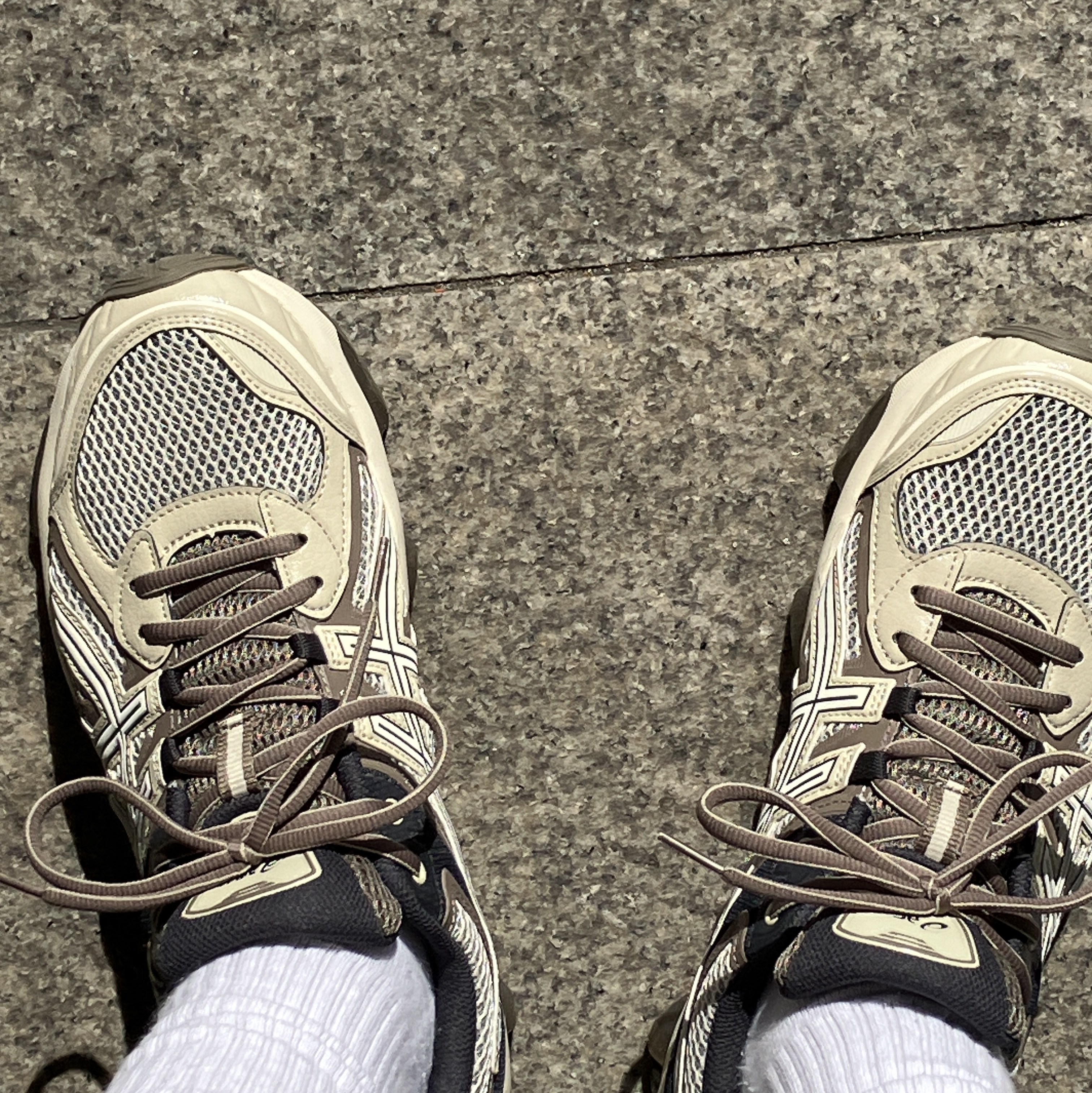 Asics Gel-Quantum Kinetic Birch Dark Taupe 착용 스타일 - 3