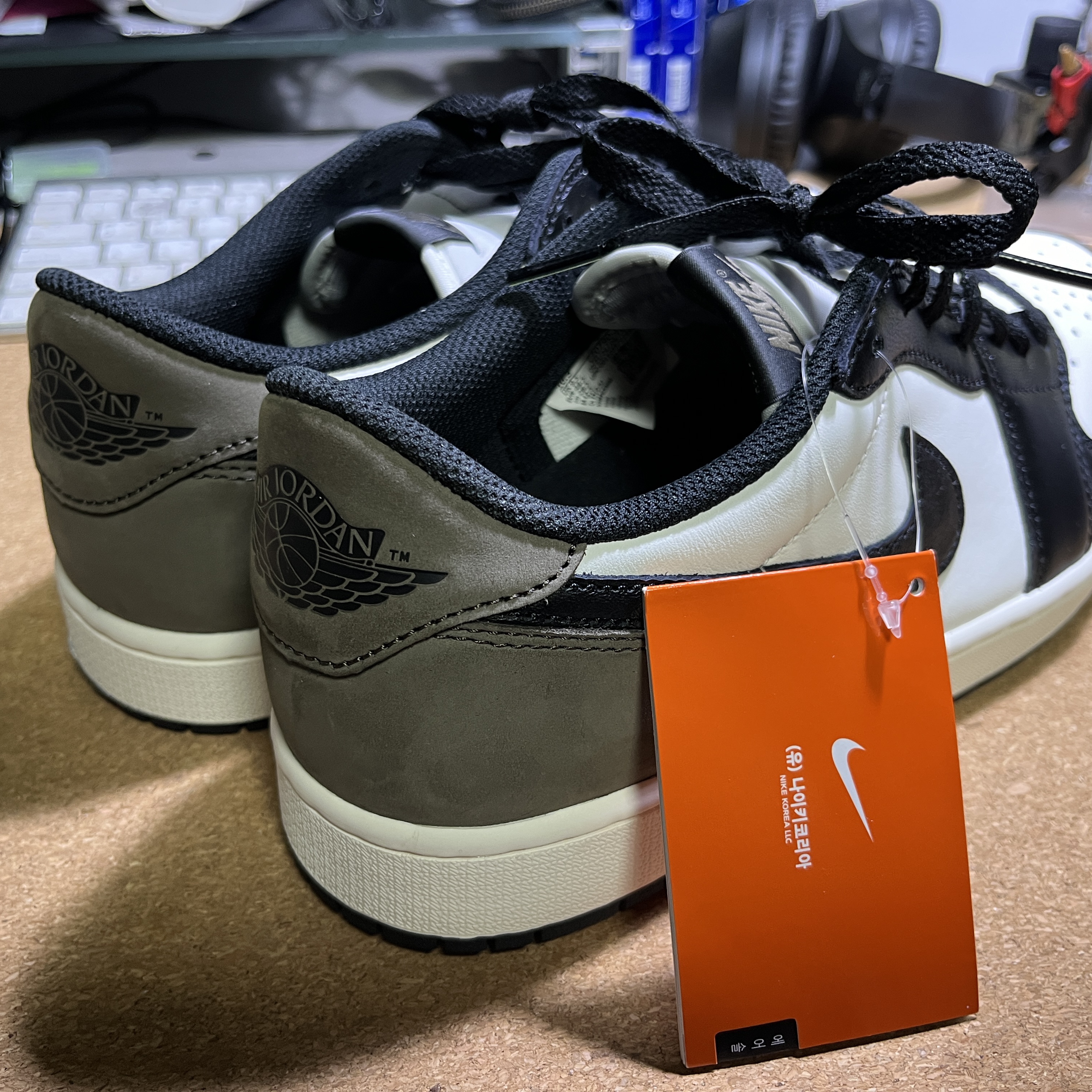 Jordan 1 Retro Low OG Mocha 착용 스타일 - 4