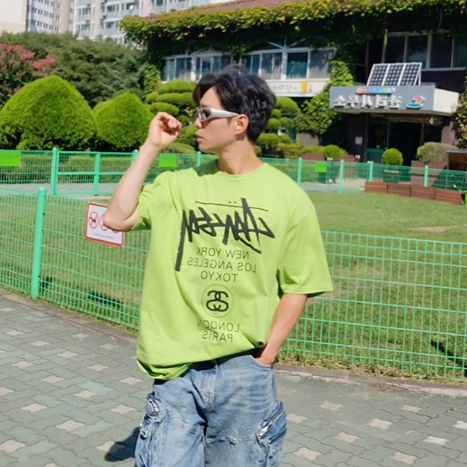 Stussy World Tour T-Shirt Tea 2023, Balenciaga Swift Oval Sunglasses Silver 착용 스타일 - 2