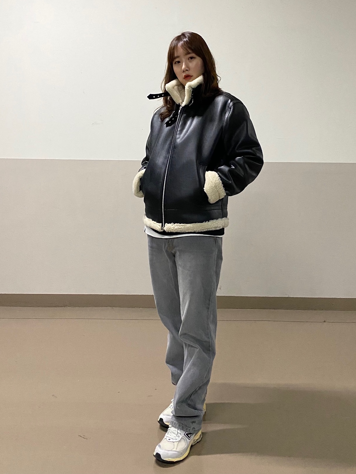 QT8 Garments GB B-3 Mouton Jacket Black/Beige, New Balance x Thisisneverthat 2002R White 착용 스타일 - 4