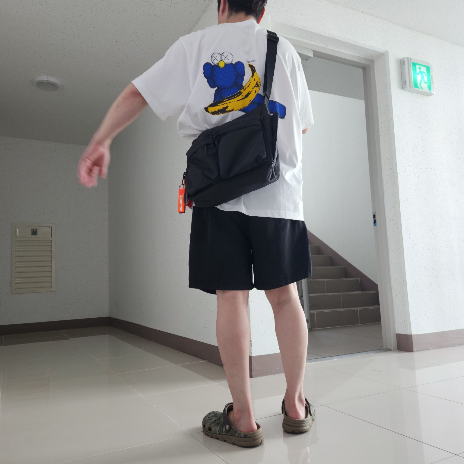 Uniqlo Multi Pocket Shoulder Bag Black 착용 스타일 - 2