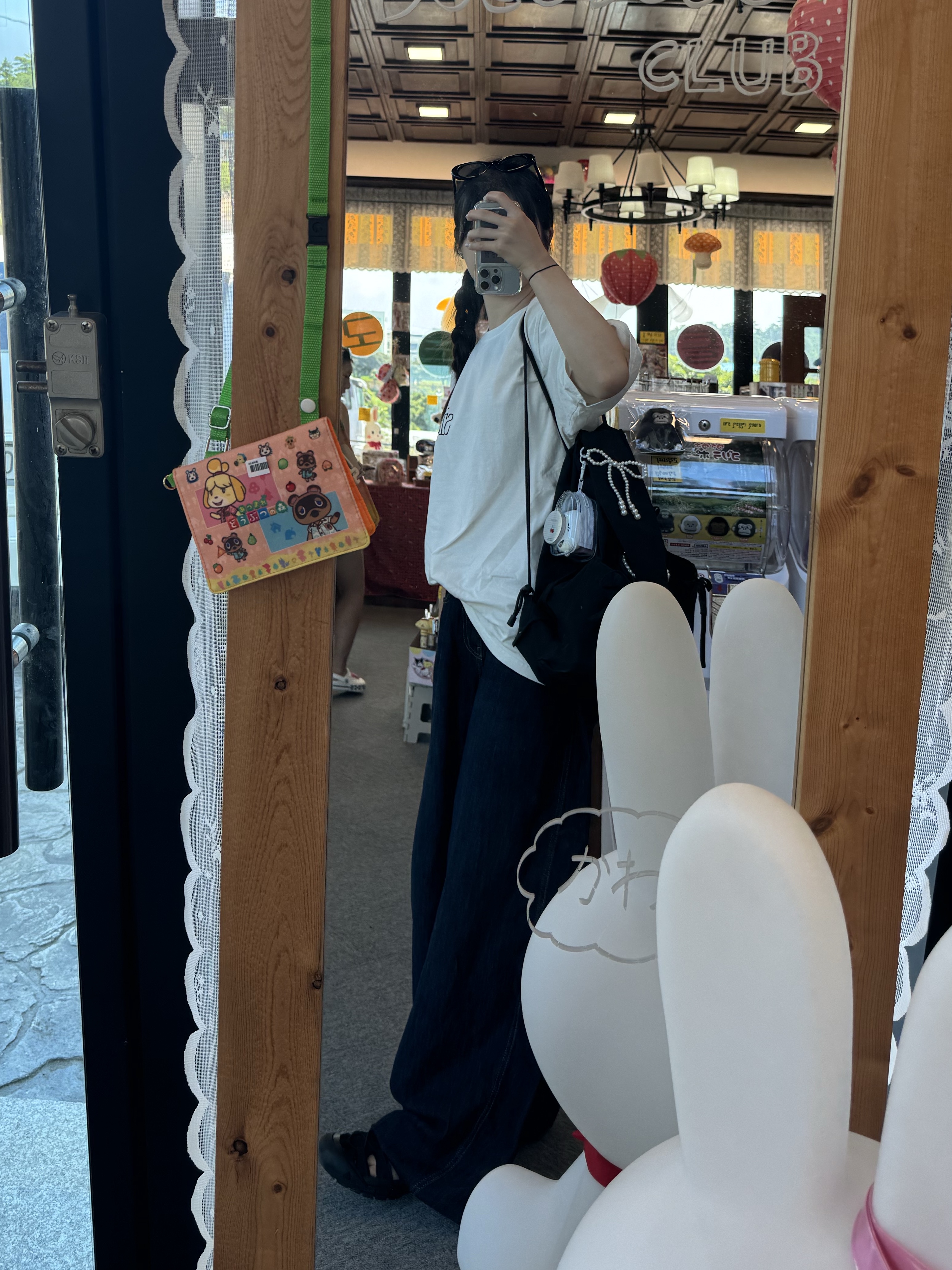 (W) Keen Newport H2 Triple Black, NewJeans x Coller Rabbit String Bag Shade Black 착용 스타일 - 2