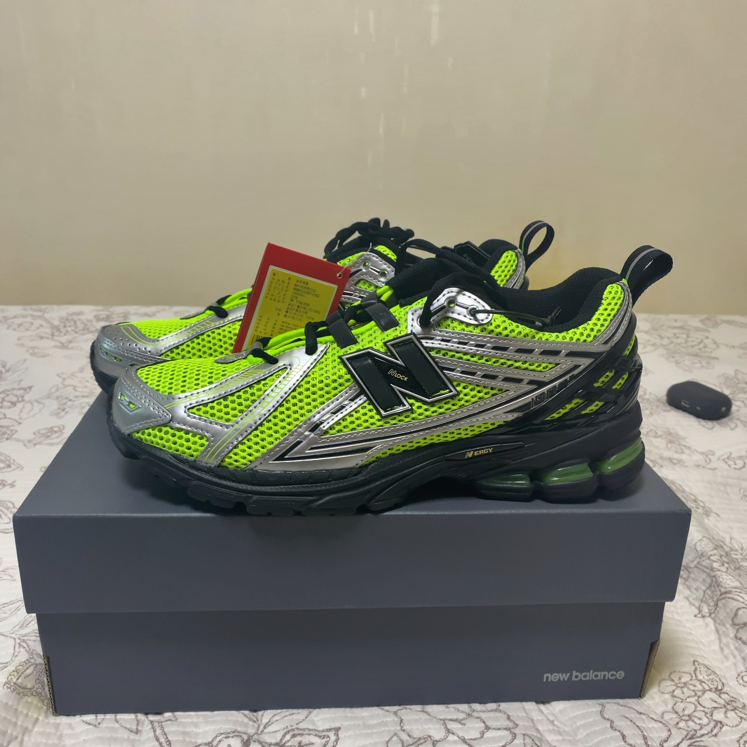 New Balance 1906R Volt Silver 착용 스타일