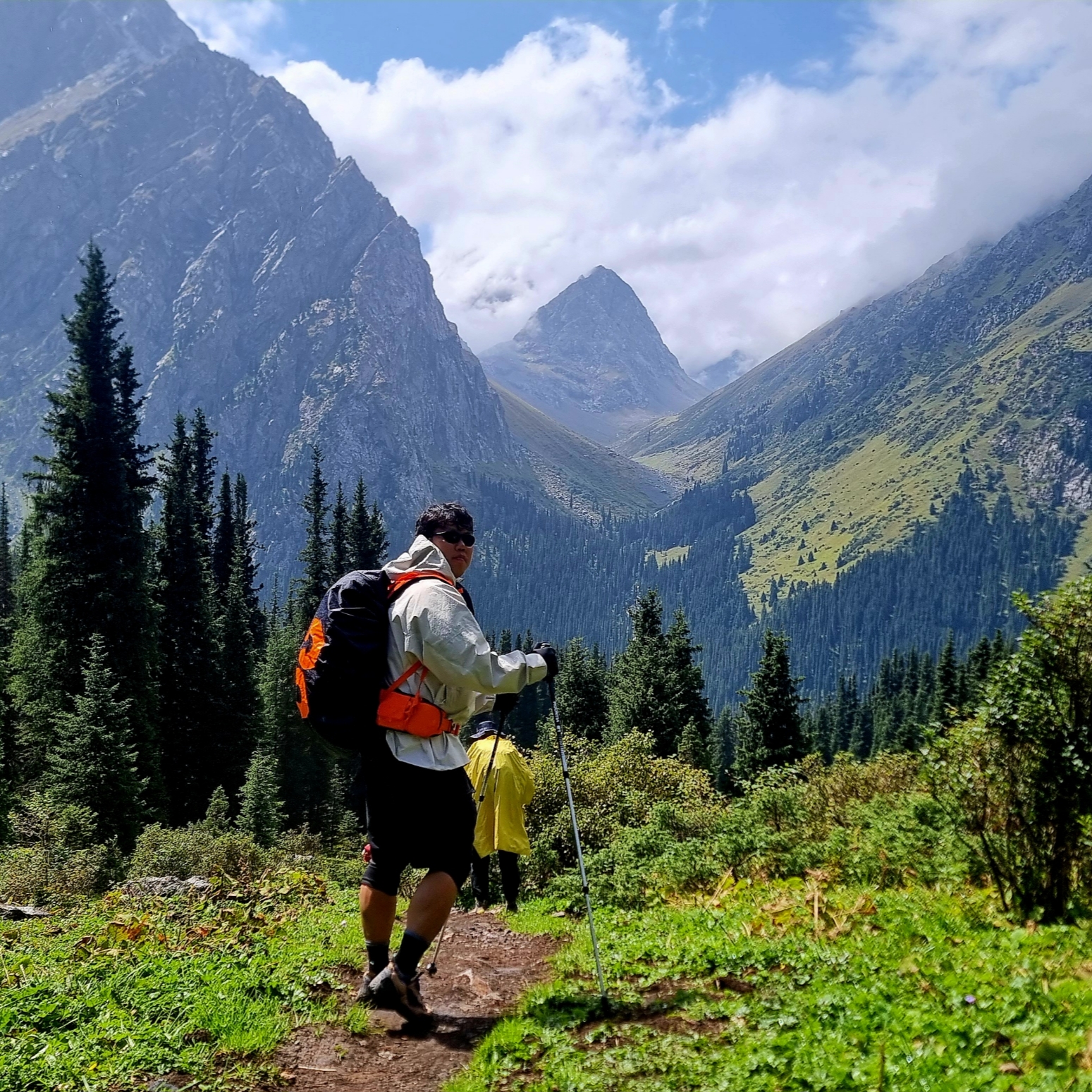 Nike ACG Storm-Fit ADV Chain of Craters Jacket Light Stone - US/EU, Nike ACG Smith Summit Cargo Pants Black Anthracite - Asia 착용 스타일 - 3