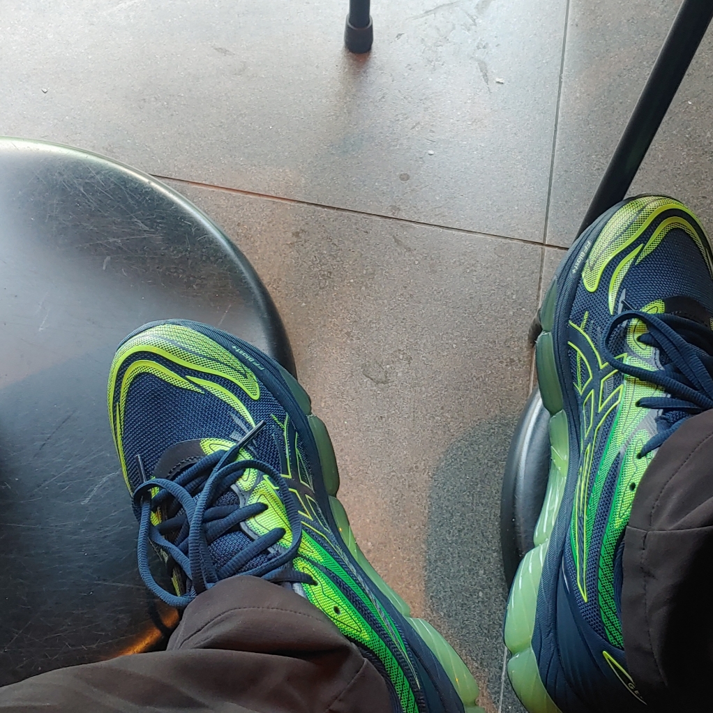 Asics Gel-Quantum 360 VIII Night Sky Illuminate Green 착용 스타일