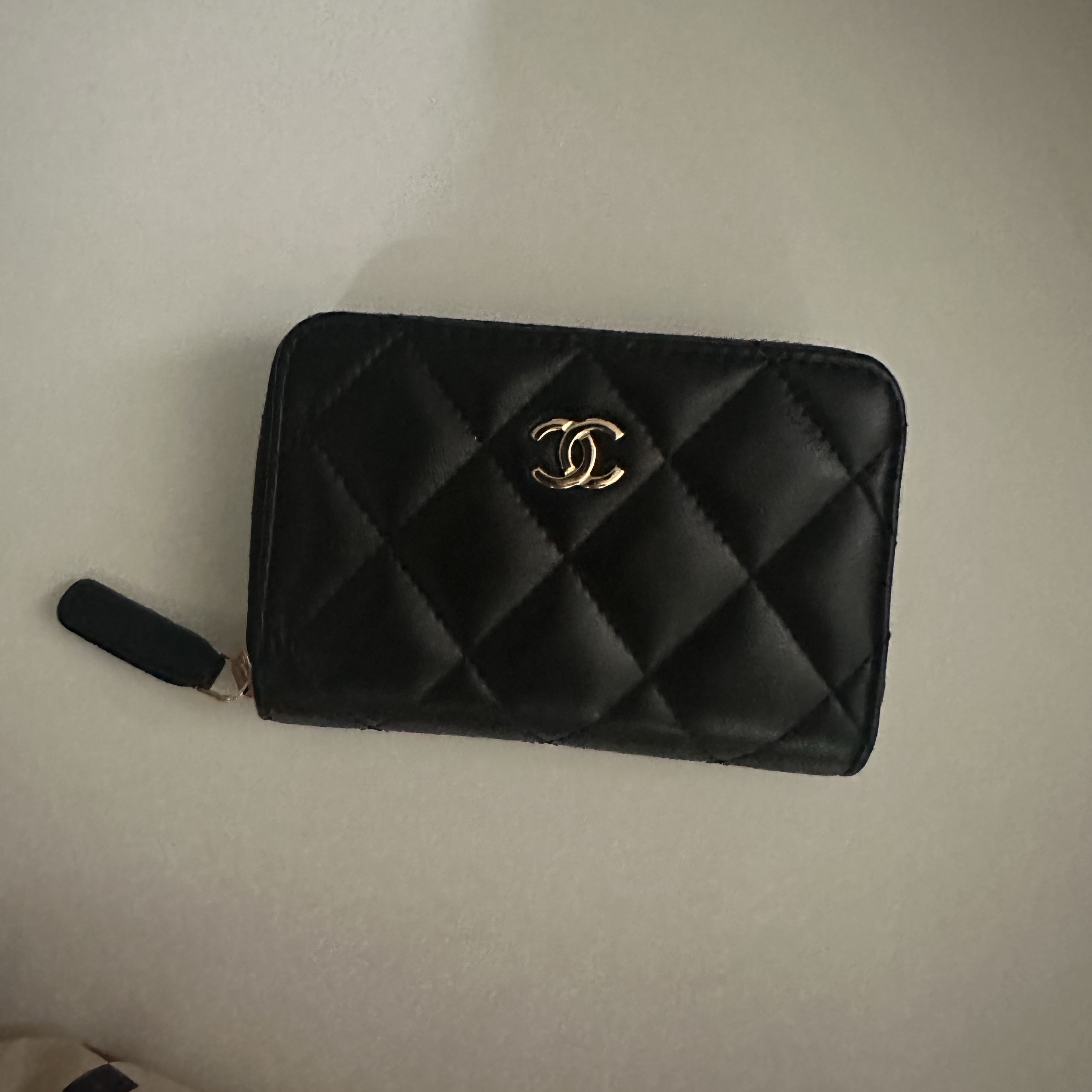 Chanel Classic Zipped Coin Purse Lambskin & Gold Black 착용 스타일
