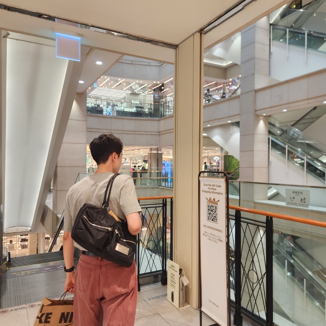 Matin Kim Cargo Sporty Tote Bag Black 착용 스타일 - 1