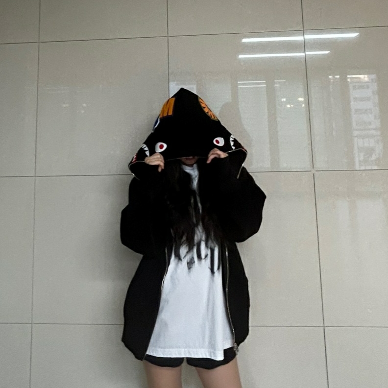 (W) BAPE Shark Full Zip Hoodie Black 착용 스타일 - 1